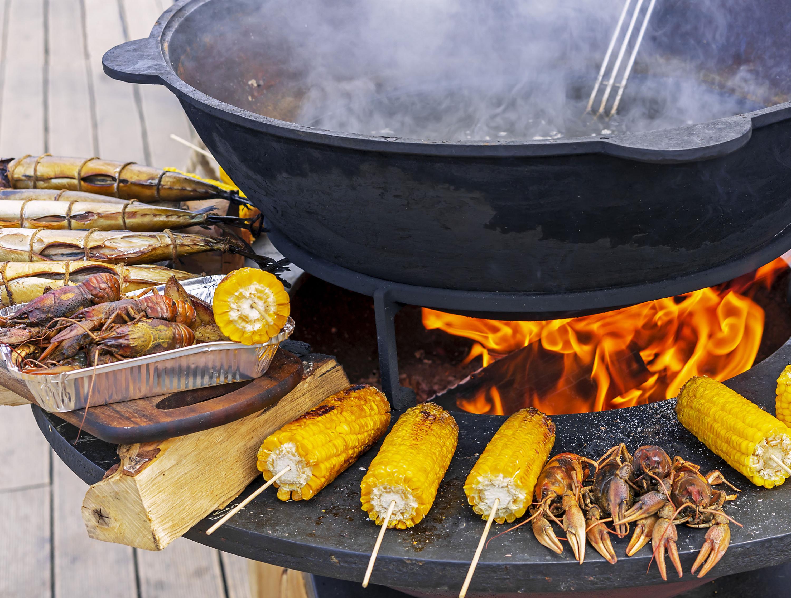 Barbecue rotondo con piastra rotonda in acciaio e griglia in acciaio corten