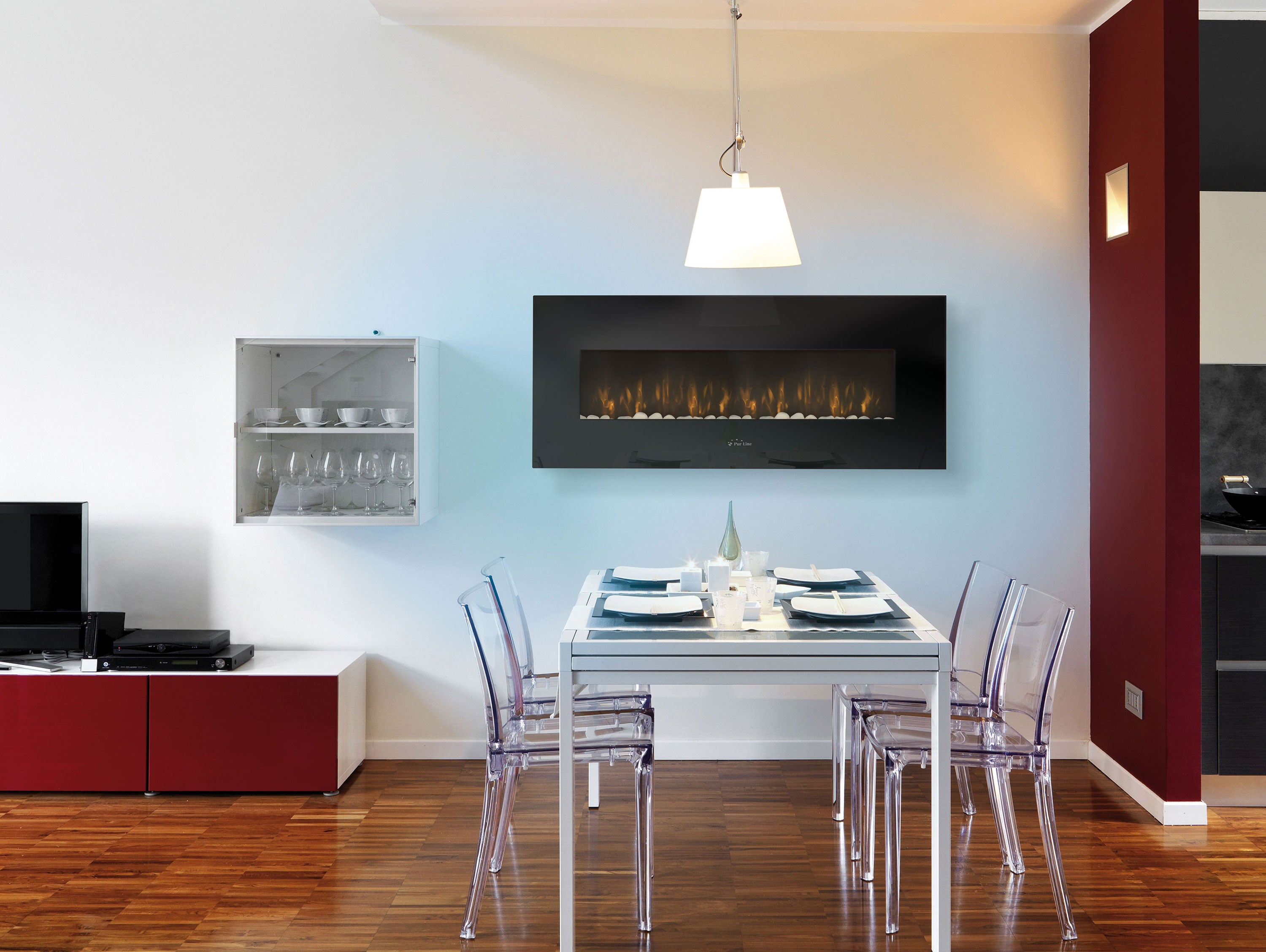 Caminetto elettrico panoramico a parete da 2 kW in vetro temperato nero con telecomando