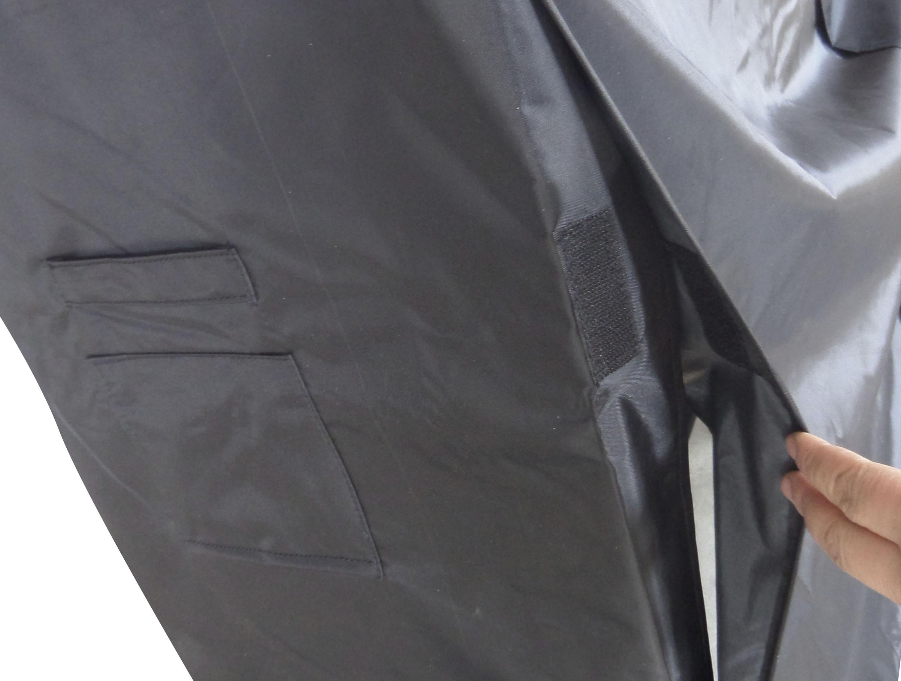 Falegnameria in acciaio nero con copertura protettiva