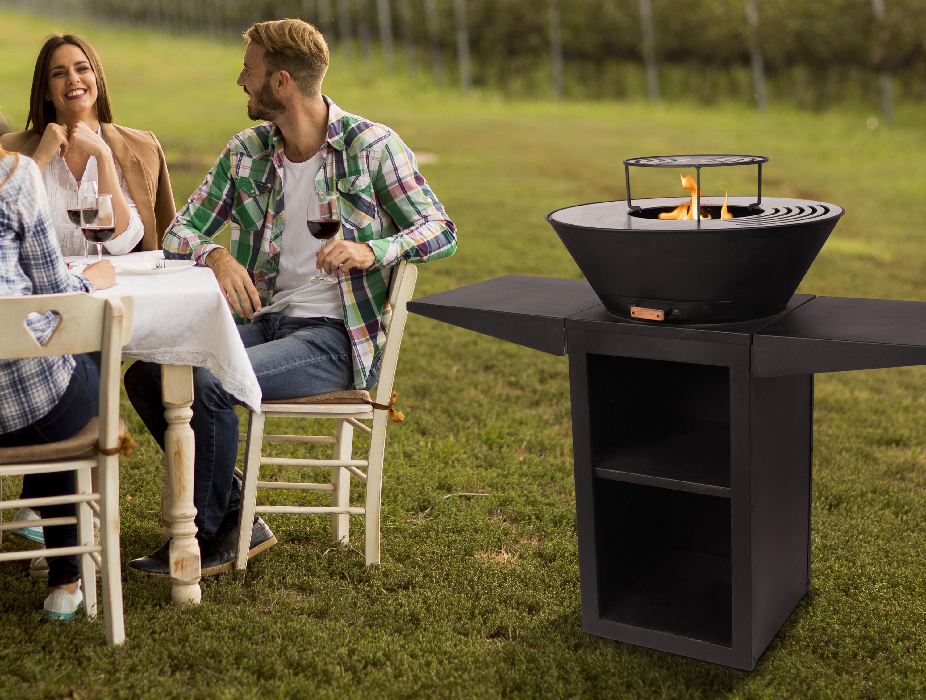Barbecue con piastra rotonda, grill e supporto in acciaio nero
