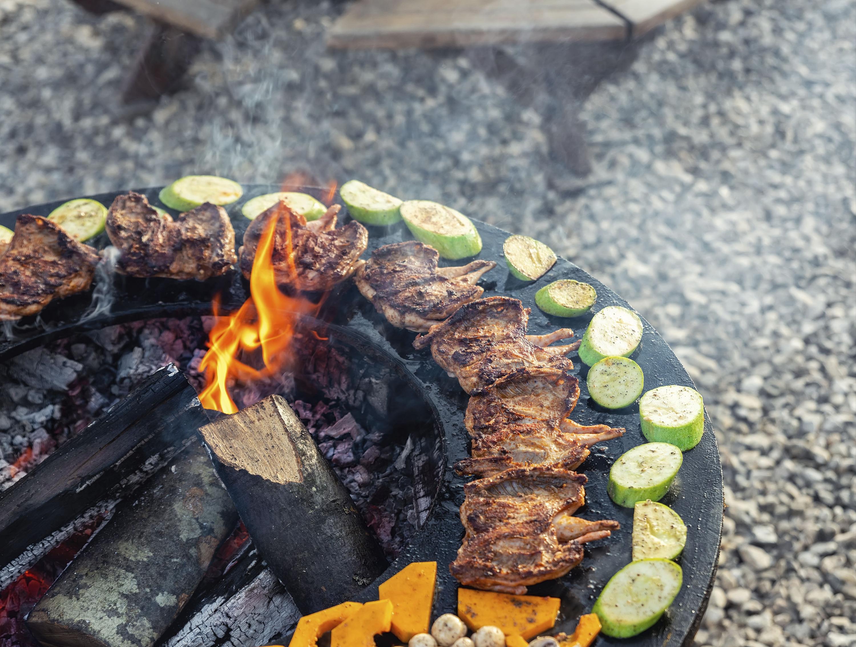 Barbecue con piastra rotonda, grill e supporto in acciaio nero