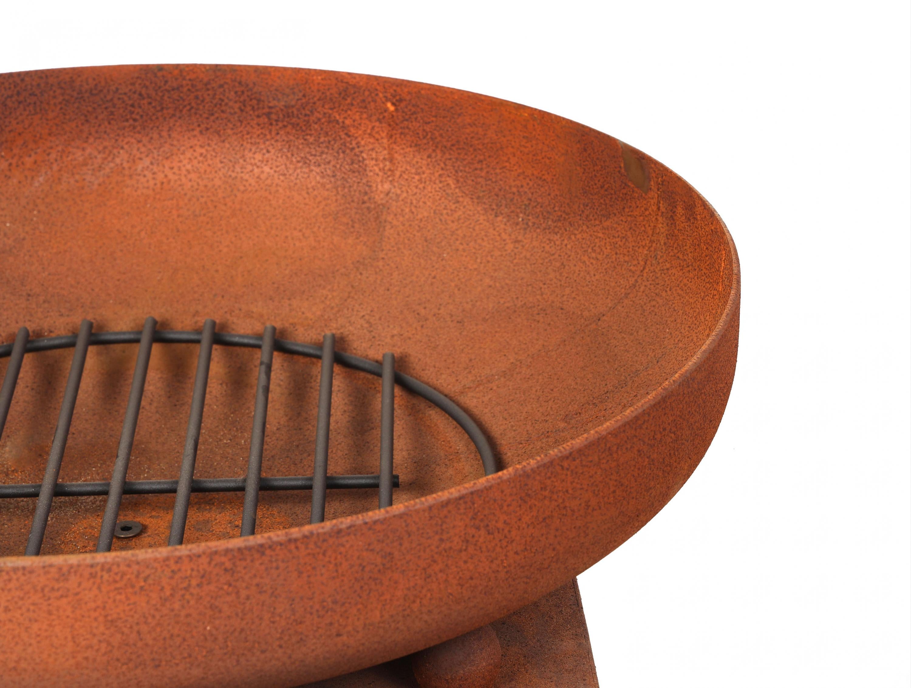 Griglia di design con griglia cromata in acciaio tagliato