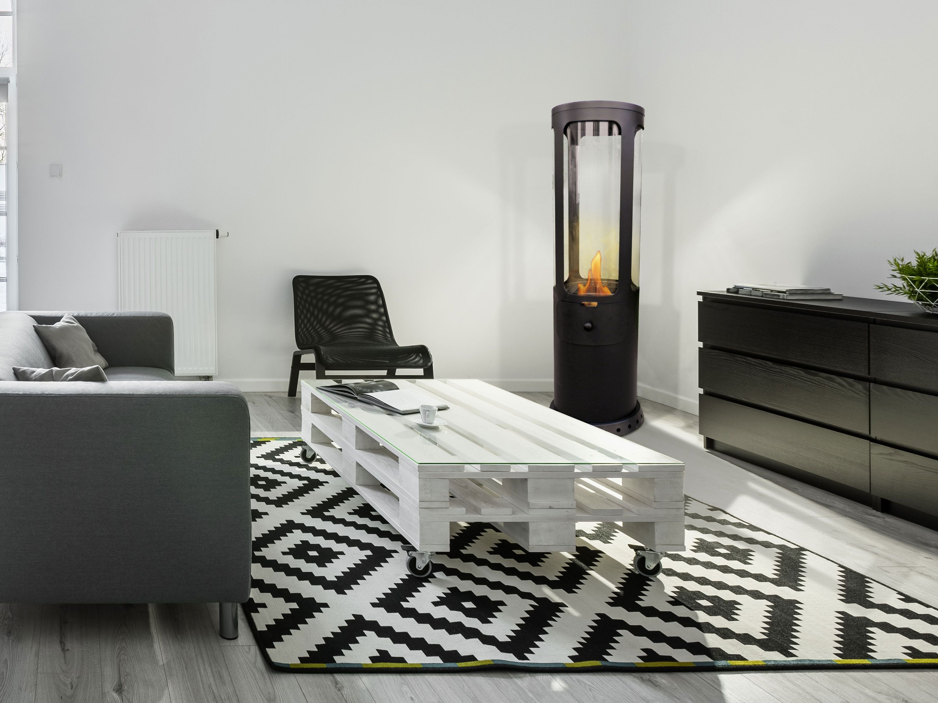 Stufa a etanolo design a torre in acciaio nero