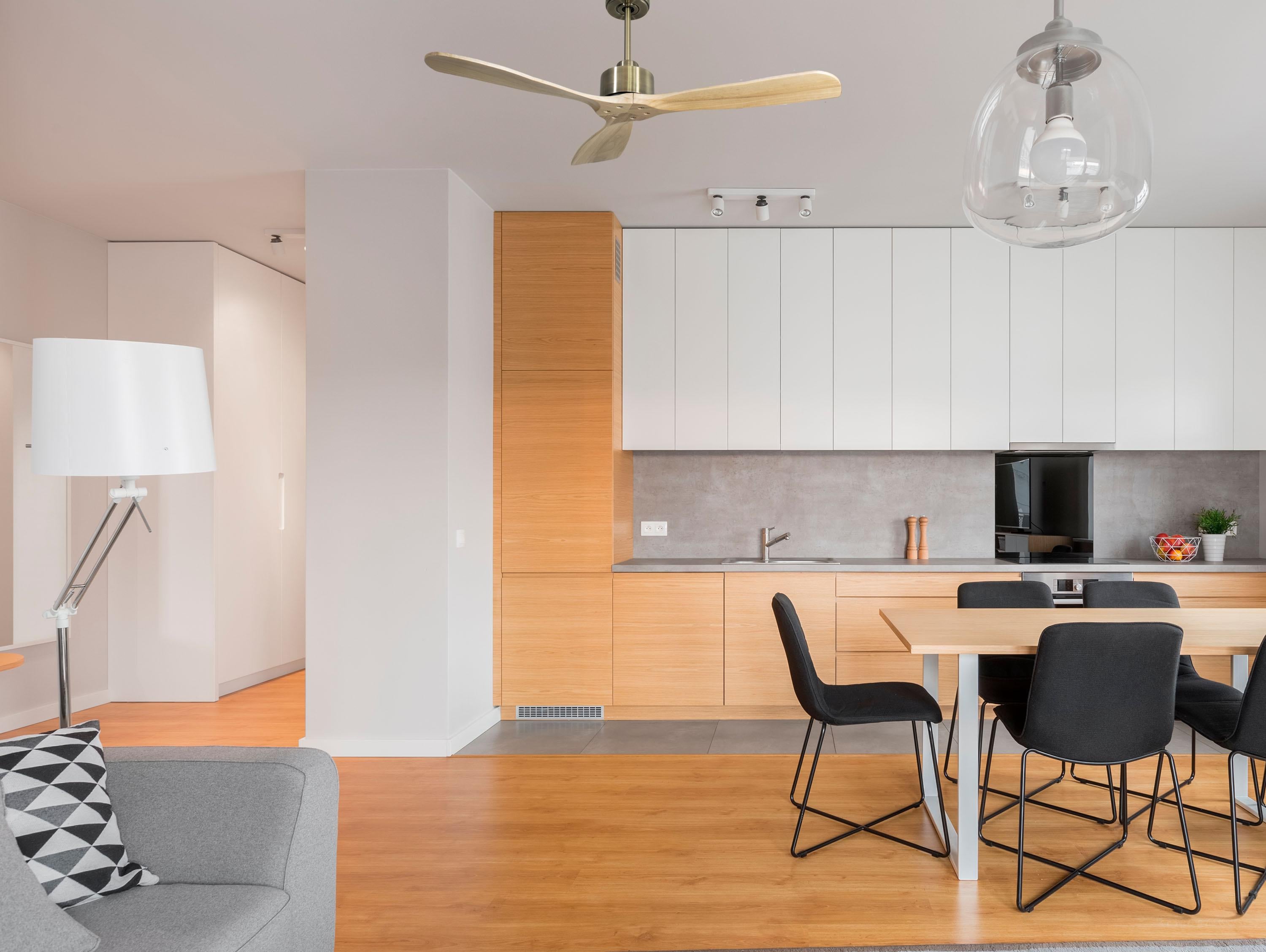 Ventilatore da soffitto Reversibile Termostato Wifi Motore CC Tetti inclinati Telecomando Hypersilence Memoria FullWood