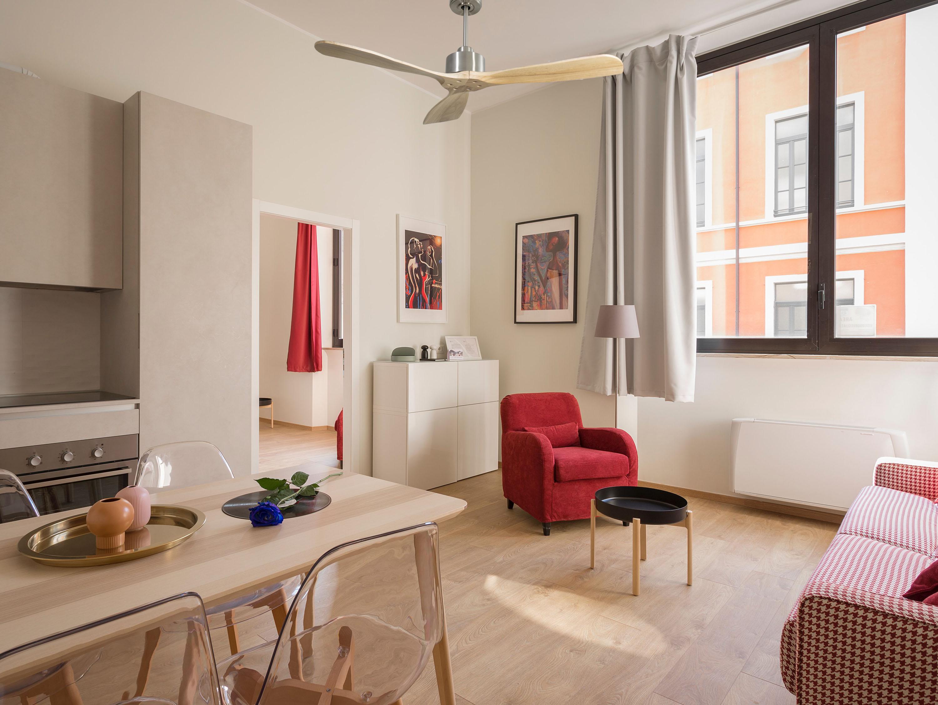 Ventilatore da soffitto Reversibile Termostato Wifi Motore CC Tetti inclinati Telecomando Hypersilence Memoria FullWood
