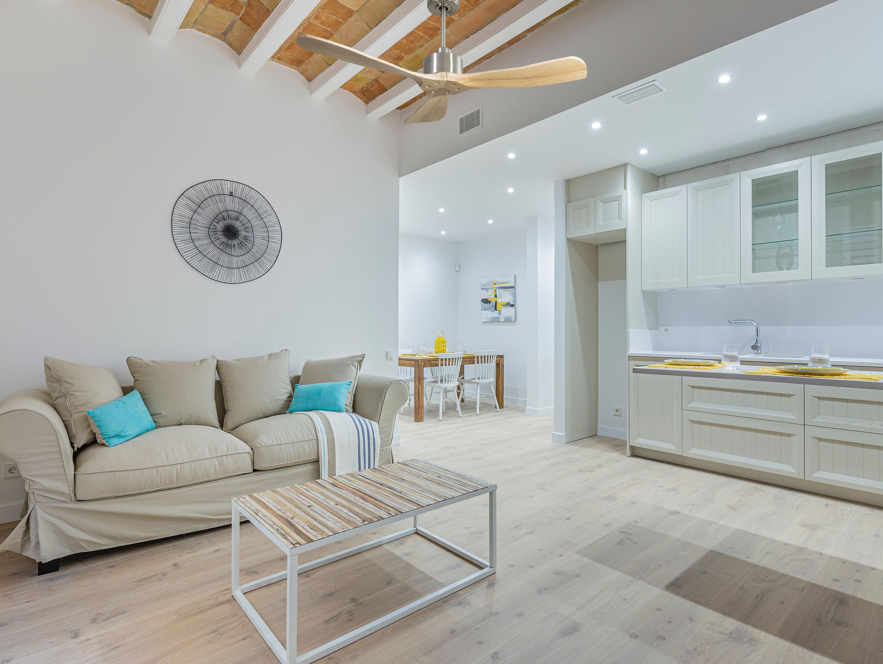 Ventilatore da soffitto Reversibile Termostato Wifi Motore CC Tetti inclinati Telecomando Hypersilence Memoria FullWood