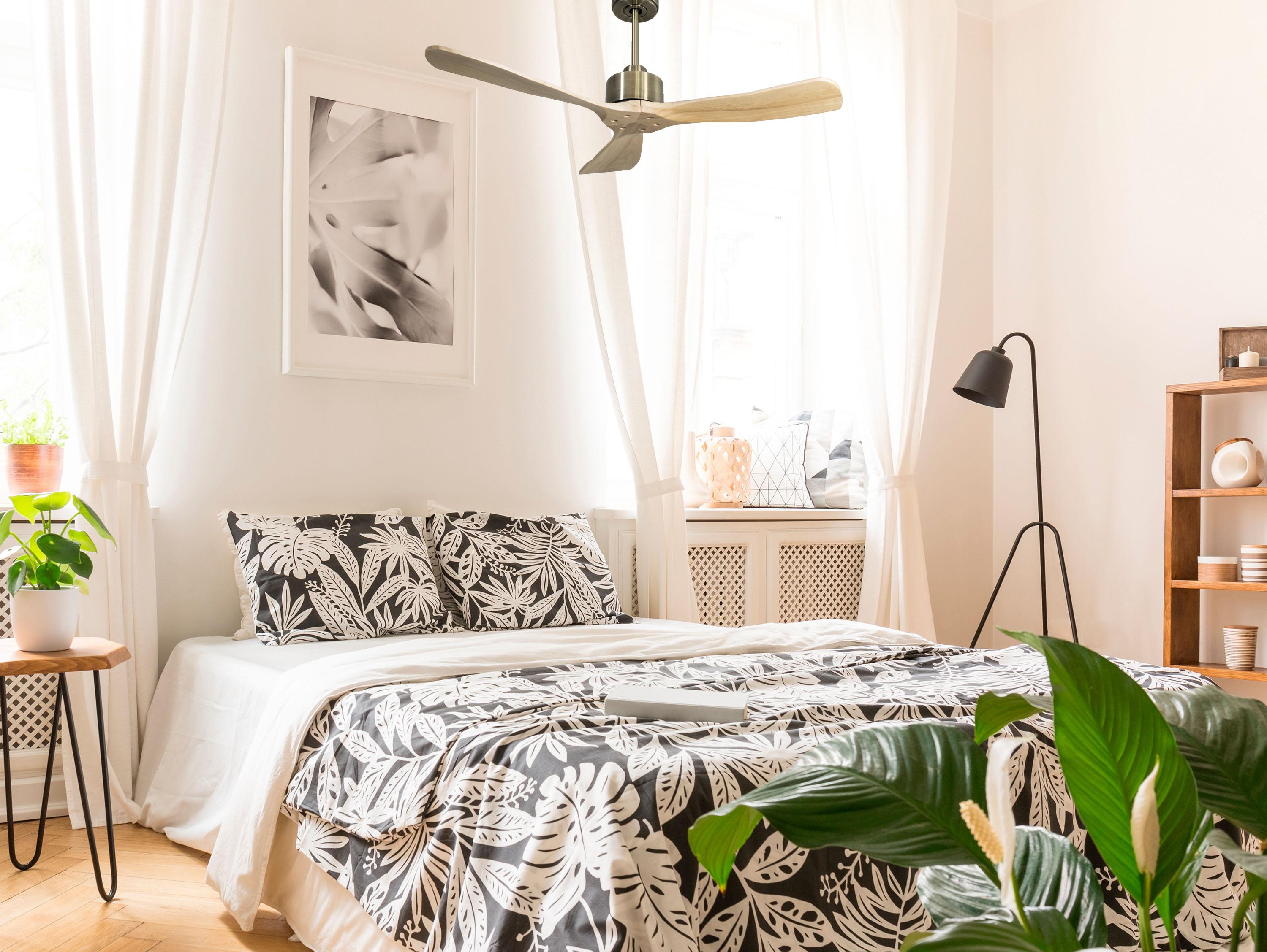 Ventilatore da soffitto Reversibile Termostato Wifi Motore CC Tetti inclinati Telecomando Hypersilence Memoria FullWood