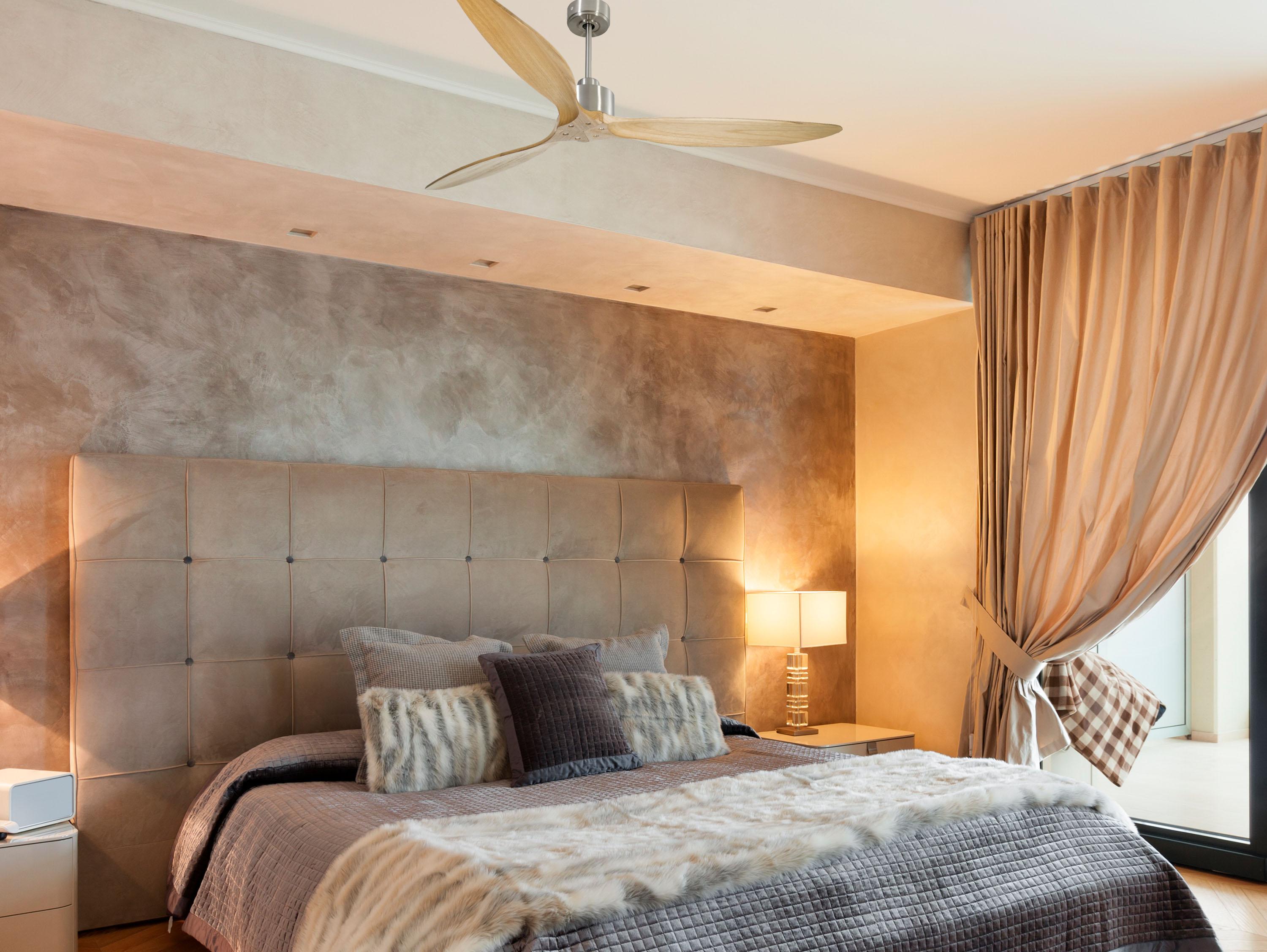 Ventilatore da soffitto Reversibile Termostato Wifi Motore CC Tetti inclinati Telecomando Hypersilence Memoria FullWood