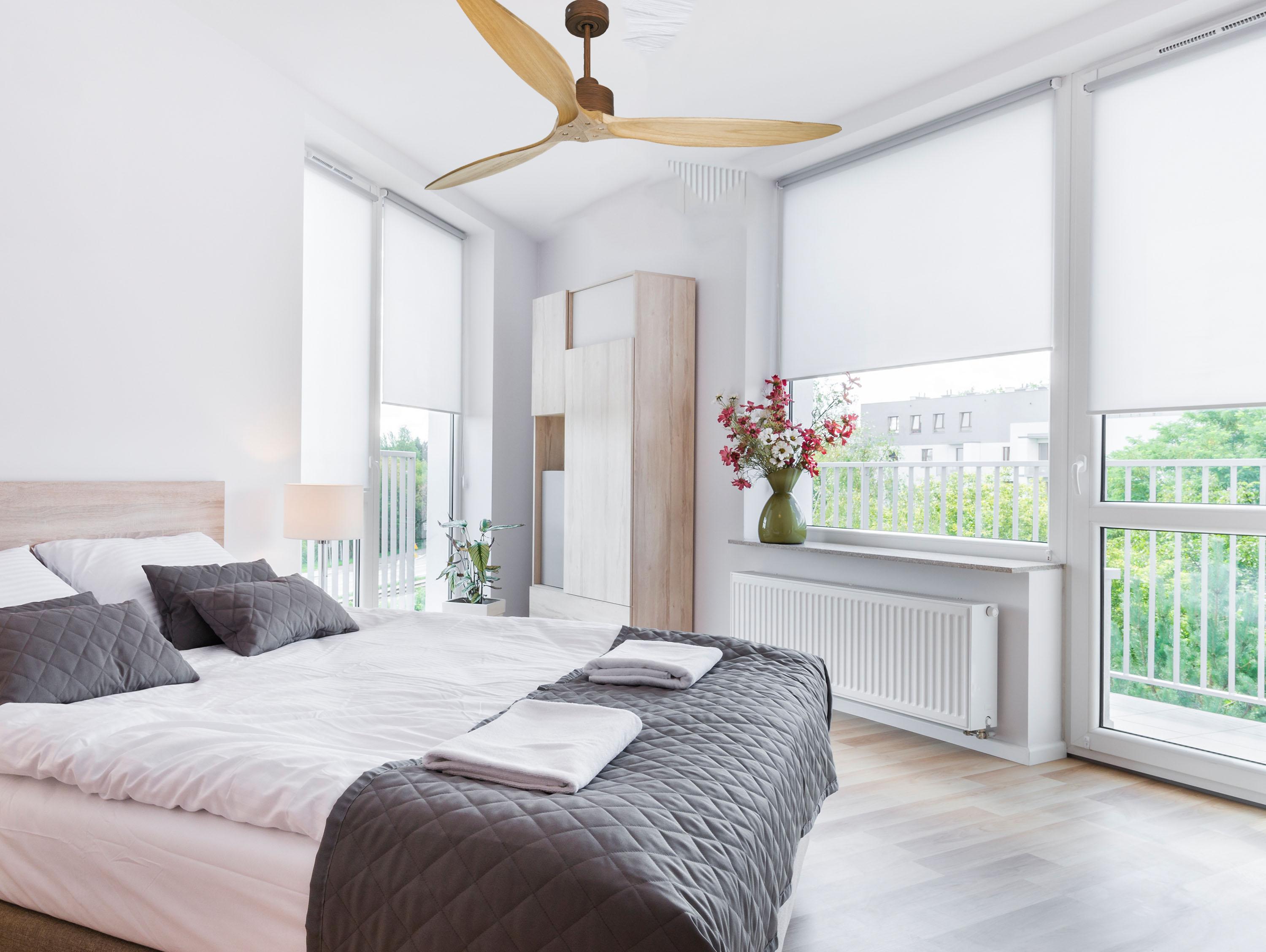 Ventilatore da soffitto Reversibile Termostato Wifi Motore CC Tetti inclinati Telecomando Hypersilence Memoria FullWood