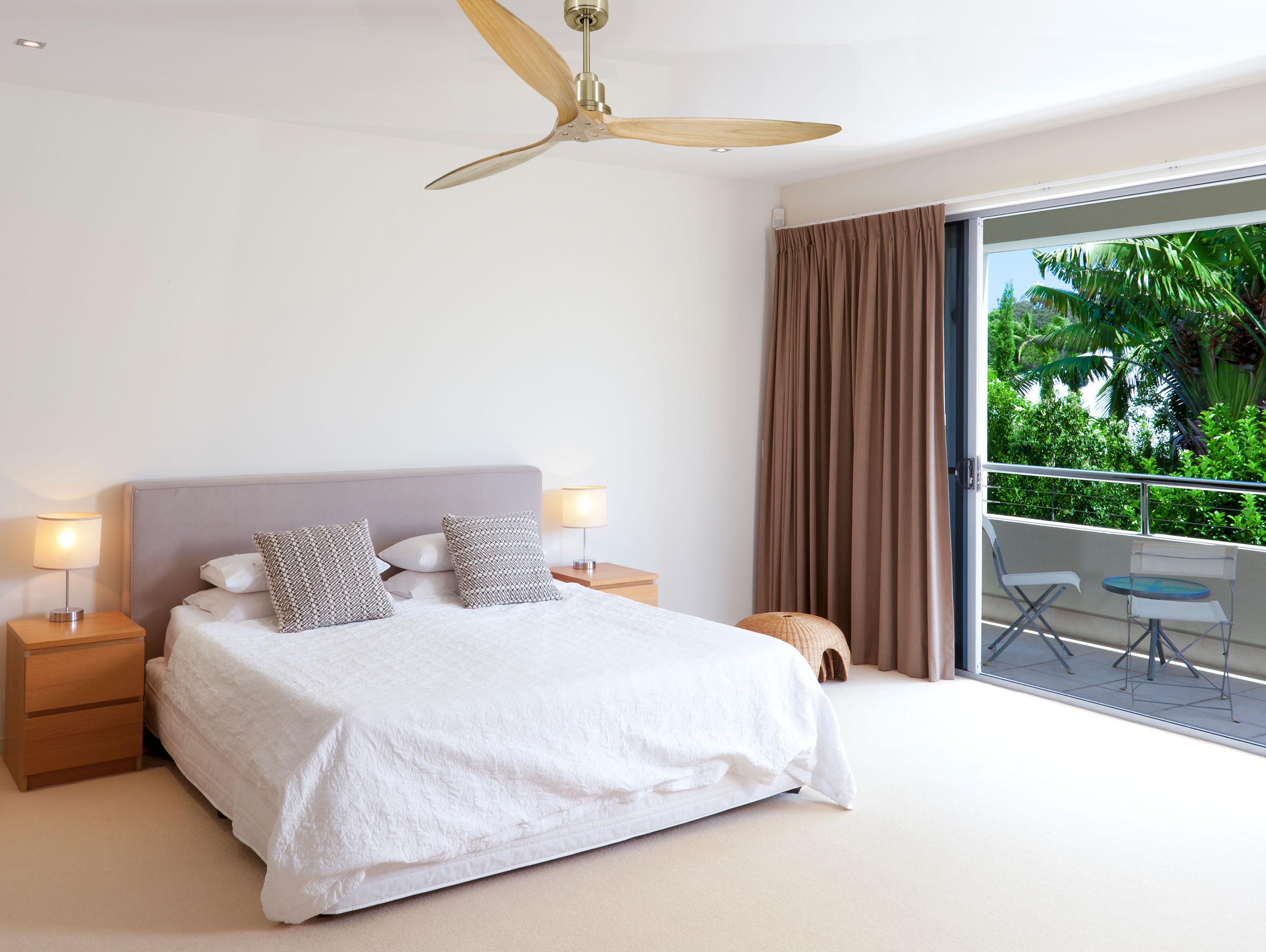 Ventilatore da soffitto Reversibile Termostato Wifi Motore CC Tetti inclinati Telecomando Hypersilence Memoria FullWood