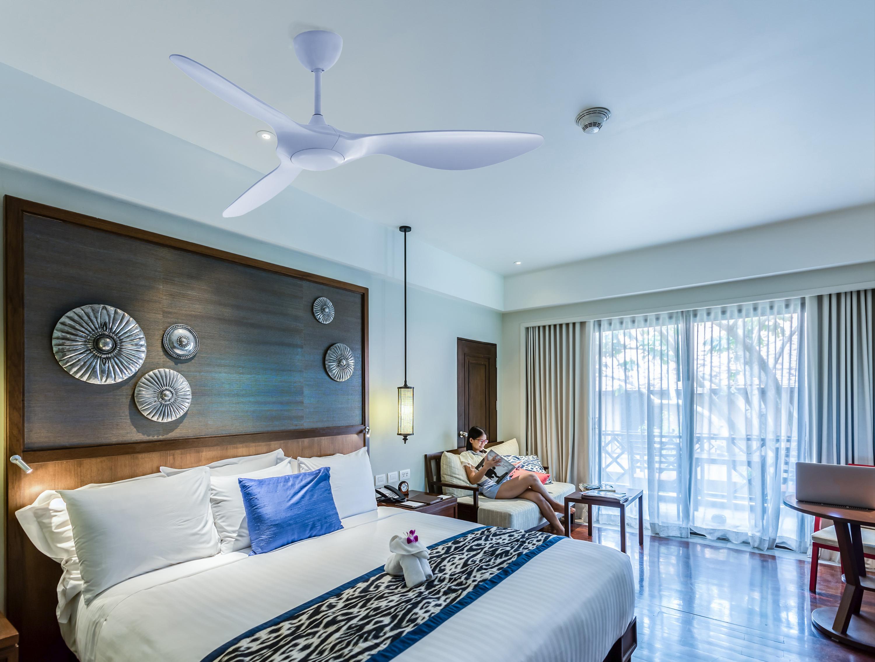 Ventilatore da soffitto ø132 cm con LED e Wifi Reversibile Hypersilence