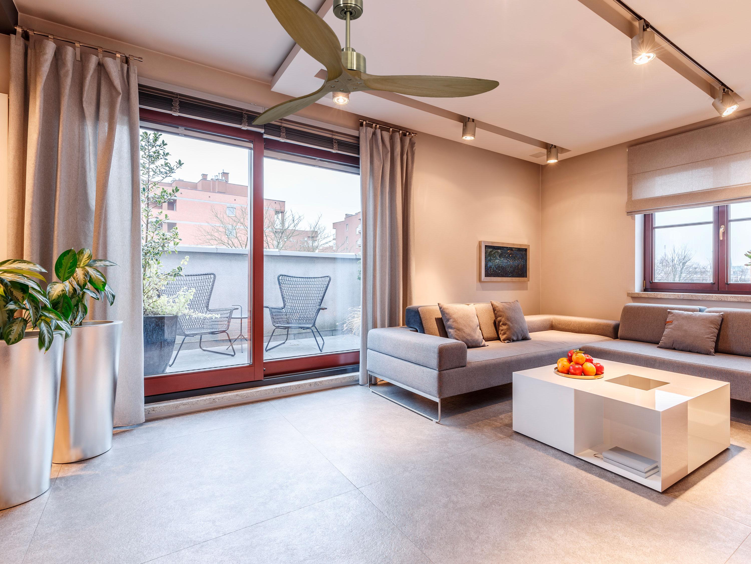 Ventilatore da soffitto Reversibile Termostato Wifi Motore CC Tetti inclinati Telecomando Hypersilence Memoria FullWood