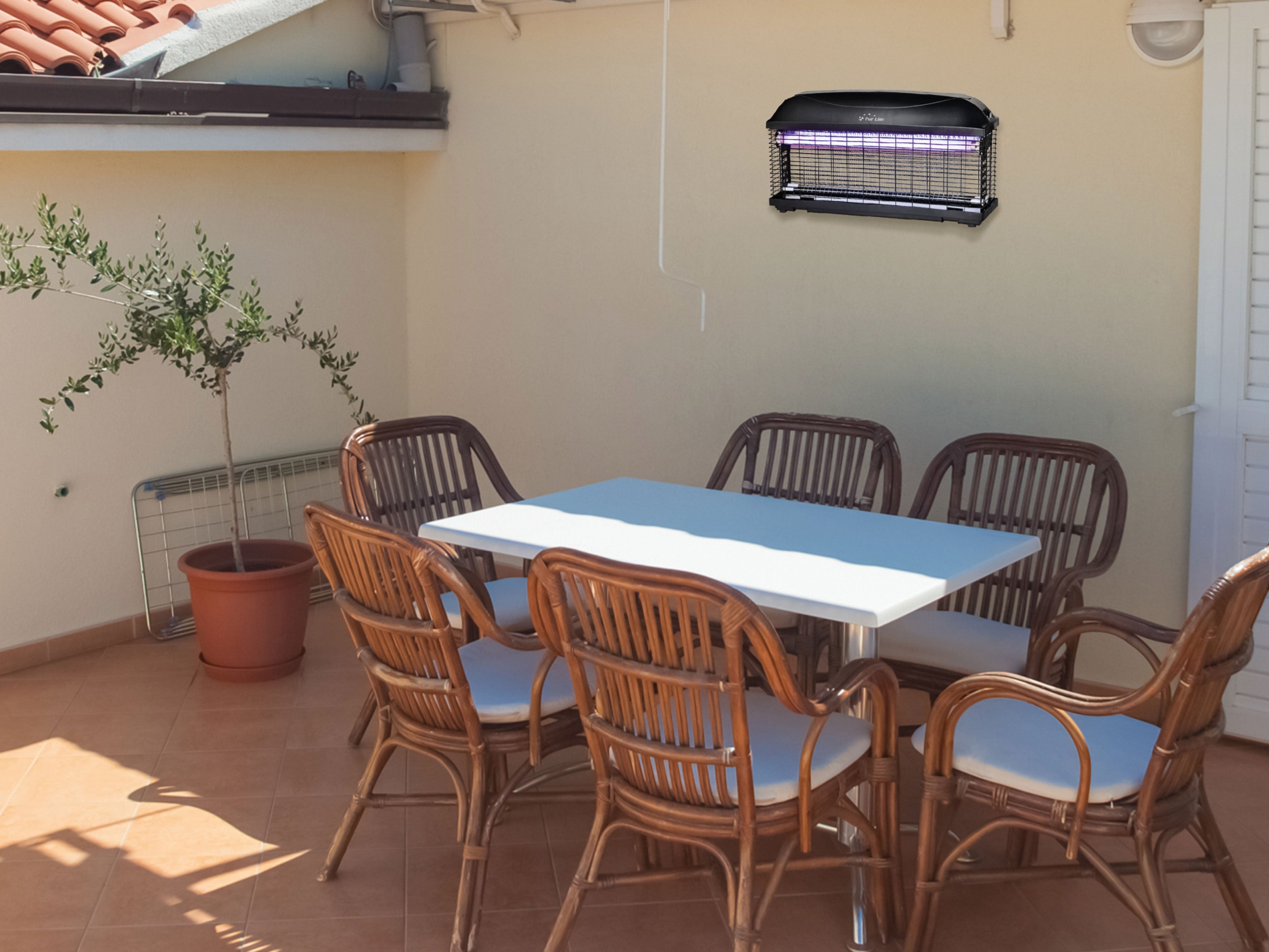 Lampada antizanzare con luce ultravioletta per montaggio a parete o a soffitto, adatto all'uso esterno.
