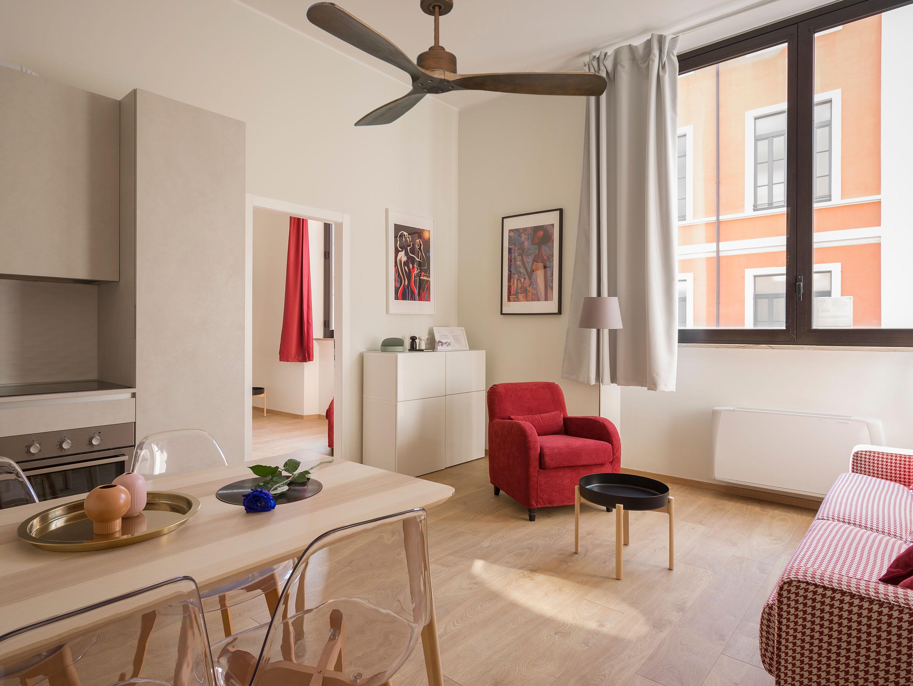 Ventilatore da soffitto Reversibile Termostato Wifi Motore CC Tetti inclinati Telecomando Hypersilence Memoria FullWood