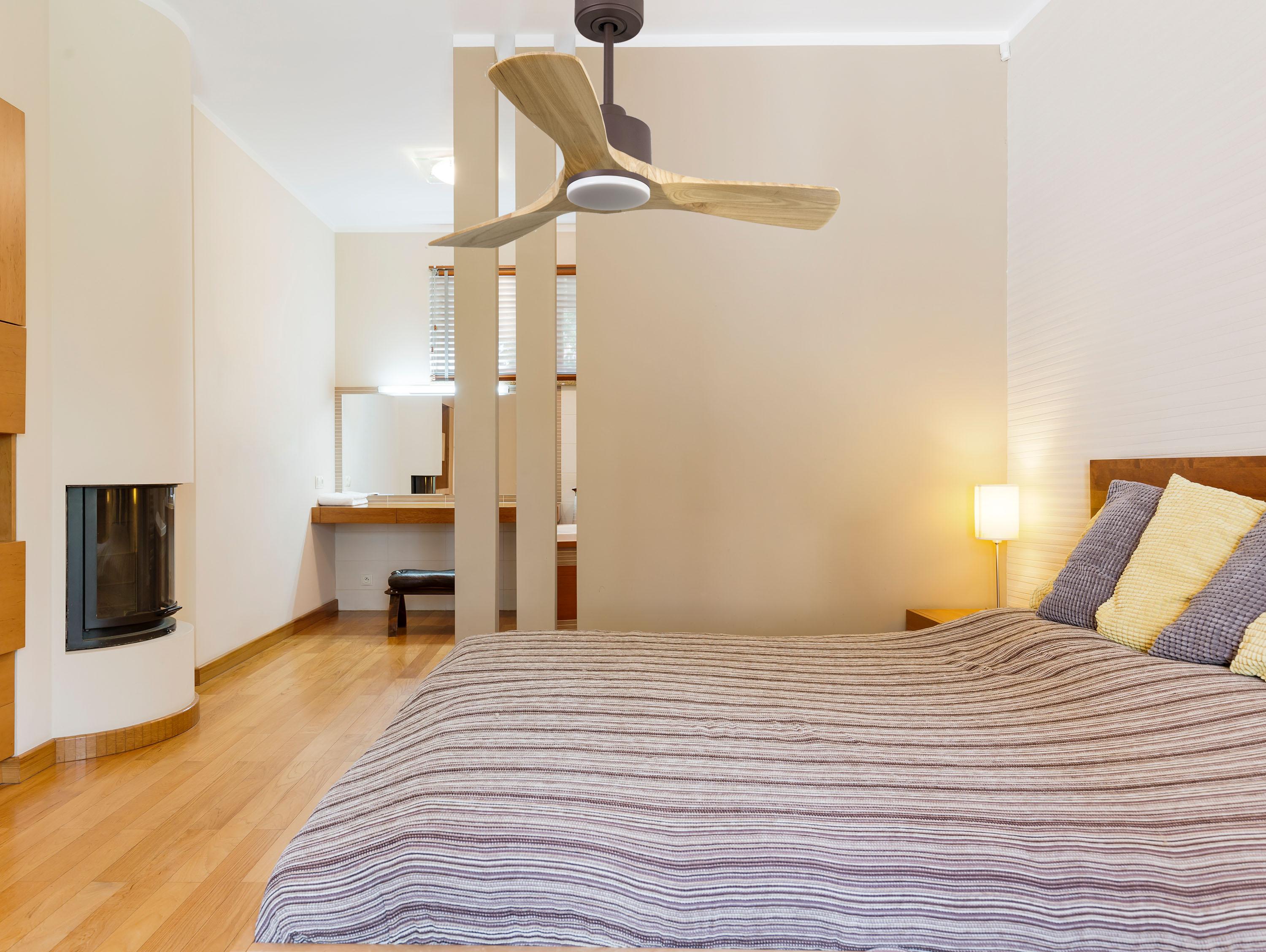 Ventilatore da soffitto Reversibile Termostato Dimmabile Wifi Motore CC Tetti inclinati Telecomando Luce a tre toni Hypersilence Memoria