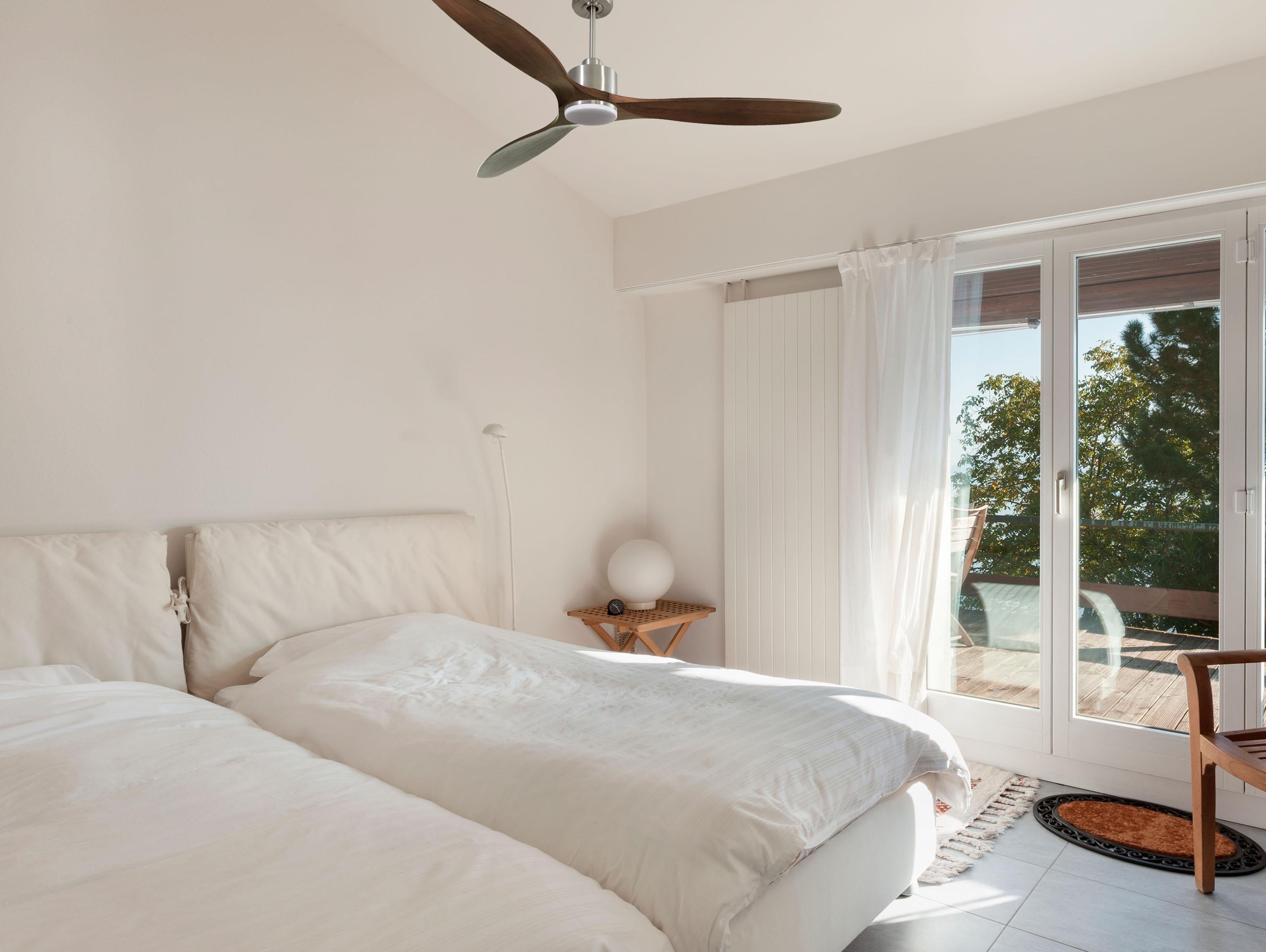 Ventilatore da soffitto Reversibile Termostato Dimmabile Wifi Motore CC Tetti inclinati Telecomando Luce a tre toni Hypersilence Memoria