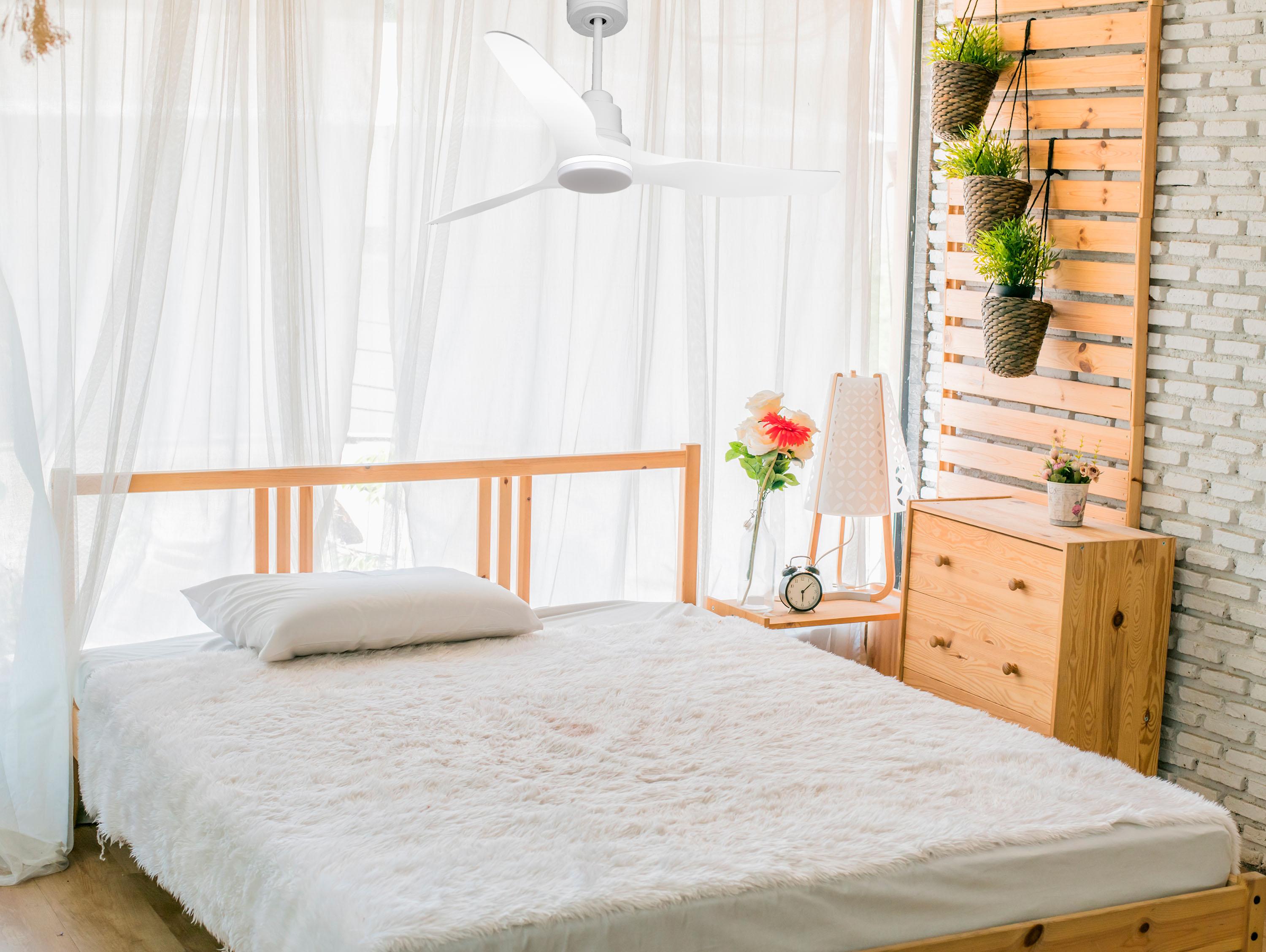 Ventilatore da soffitto Reversibile Termostato Dimmabile Wifi Motore CC Tetti inclinati Telecomando Luce a tre toni Adattatore 2/3 lame Hypersilence Memoria