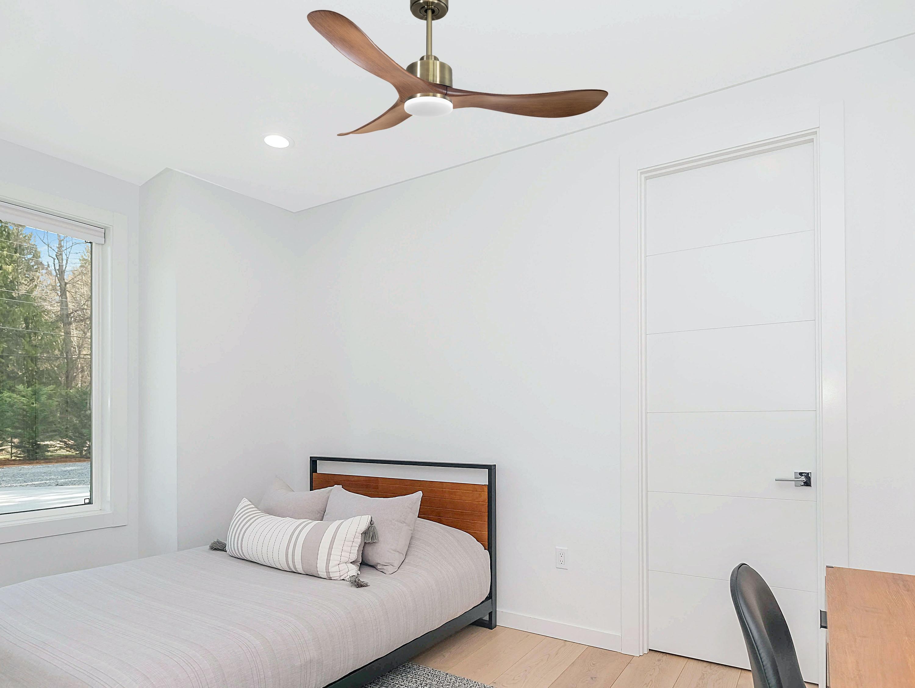 Ventilatore da soffitto Reversibile Termostato Dimmabile Wifi Motore CC Tetti inclinati Telecomando Luce a tre toni Hypersilence Memoria