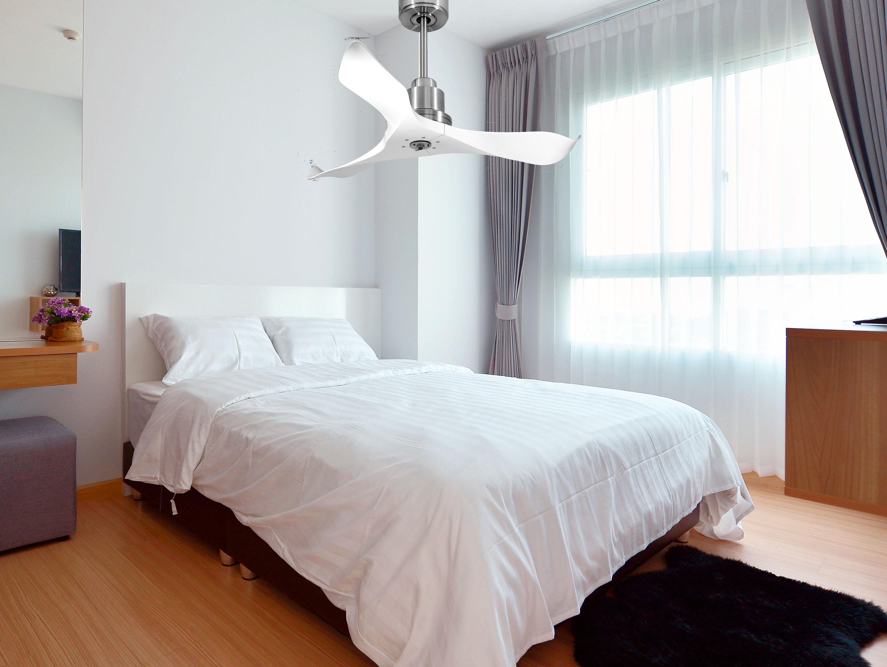 Ventilatore da soffitto Reversibile Termostato Dimmabile Wifi Motore CC Tetti inclinati Telecomando Luce a tre toni Adattatore 2/3 lame Hypersilence Memoria