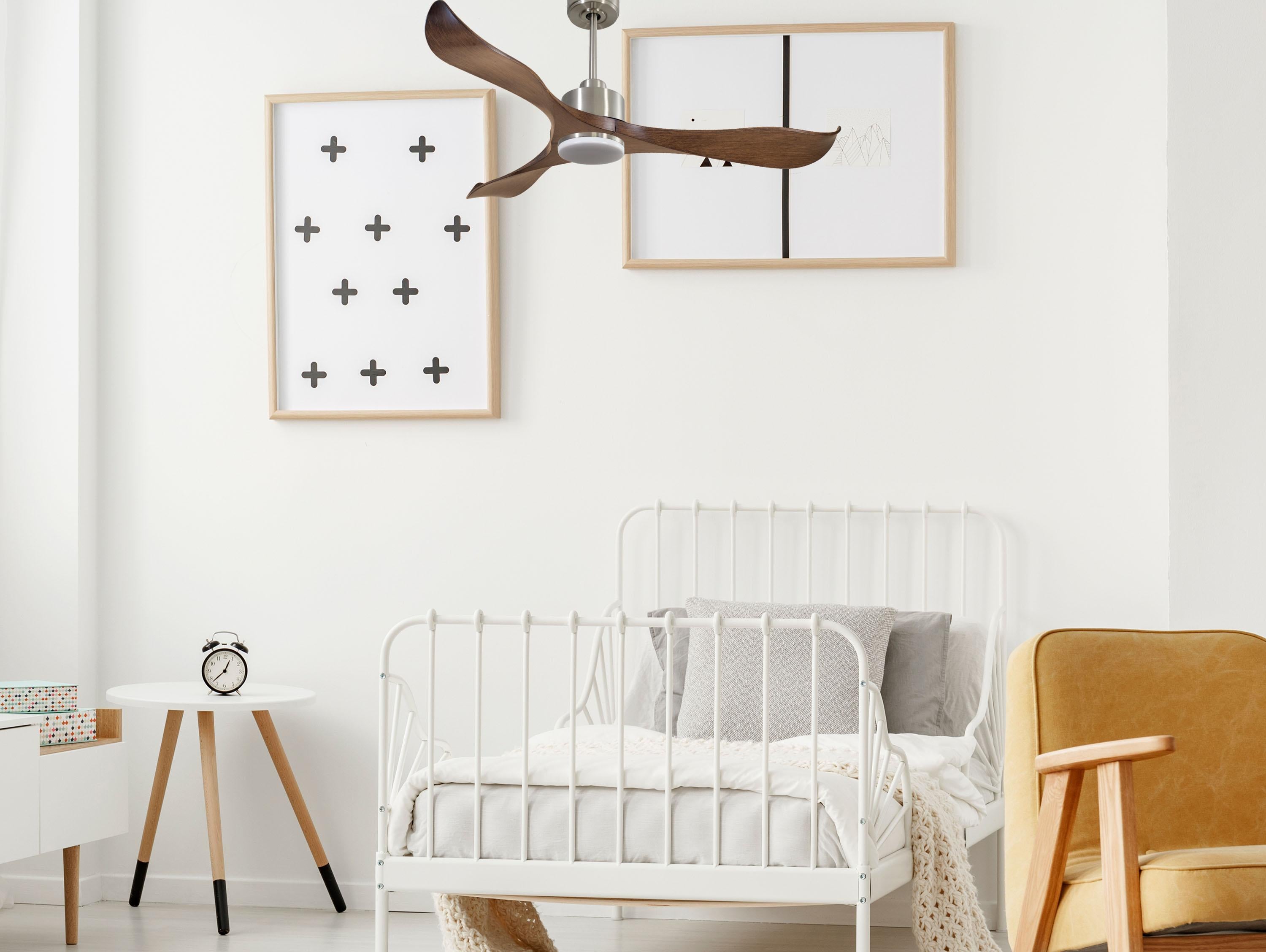 Ventilatore da soffitto Reversibile Termostato Dimmabile Wifi Motore CC Tetti inclinati Telecomando Luce a tre toni Adattatore 2/3 lame Hypersilence Memoria