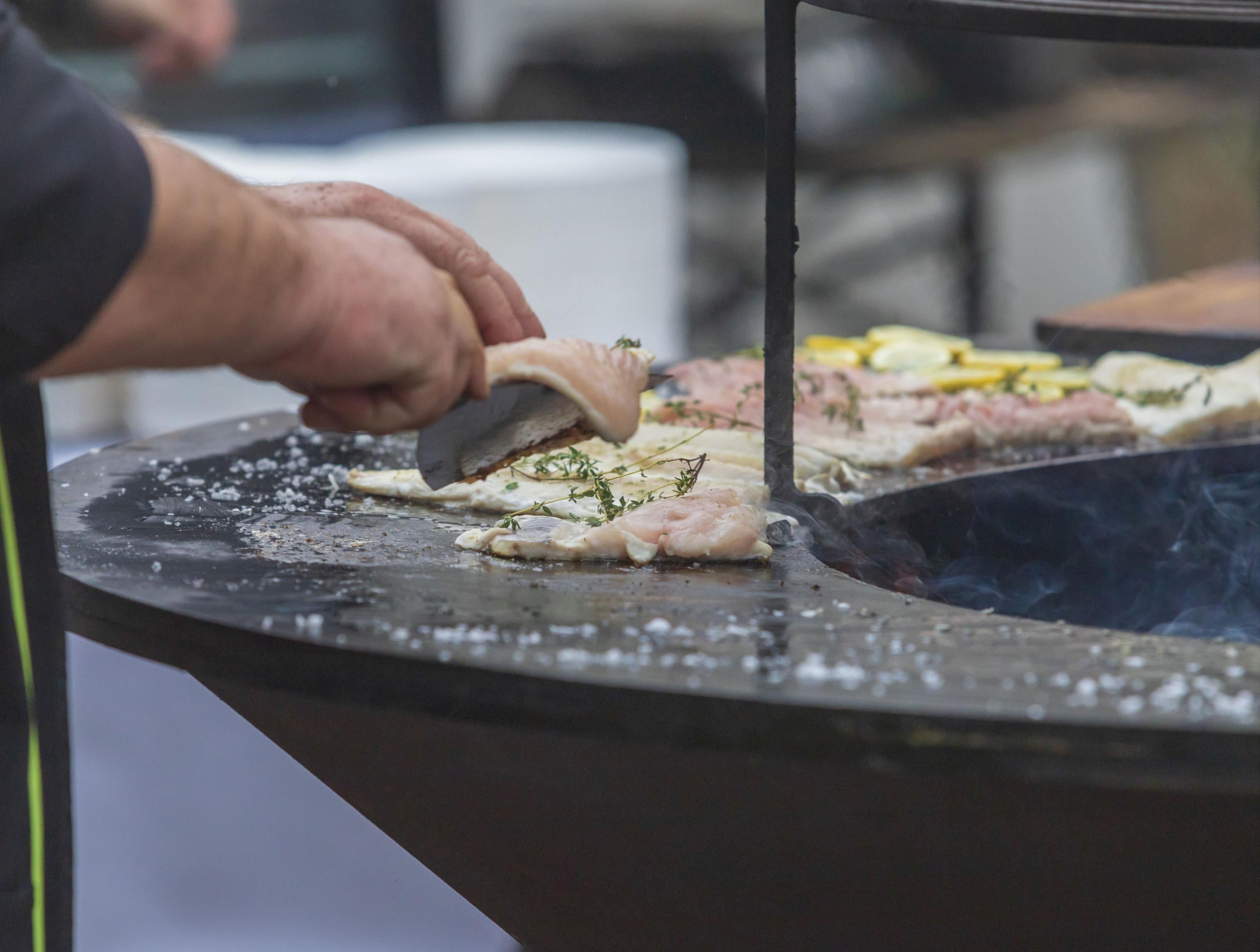 Barbecue in acciaio nero con piastra e griglia