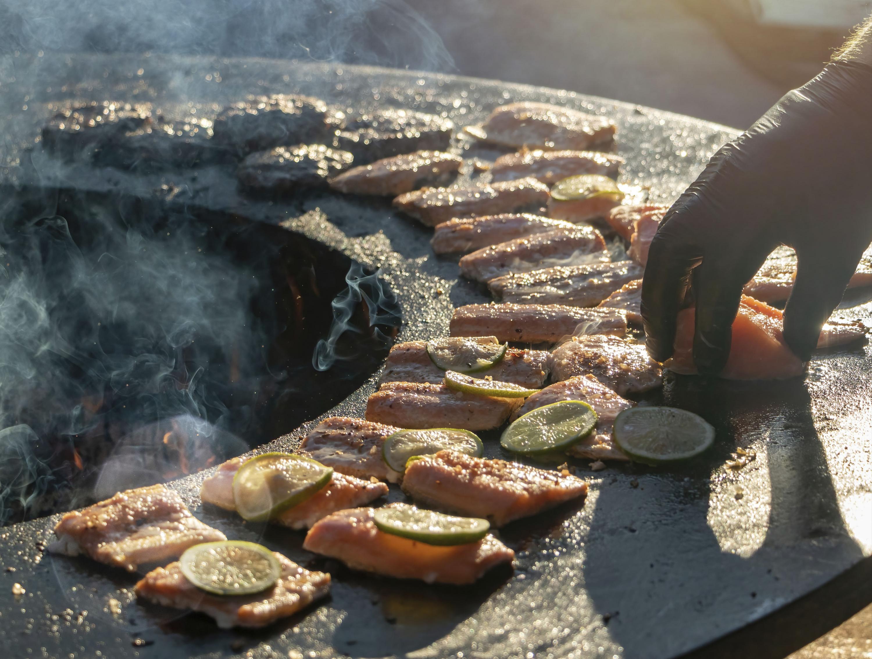 Barbecue in acciaio nero con piastra e griglia