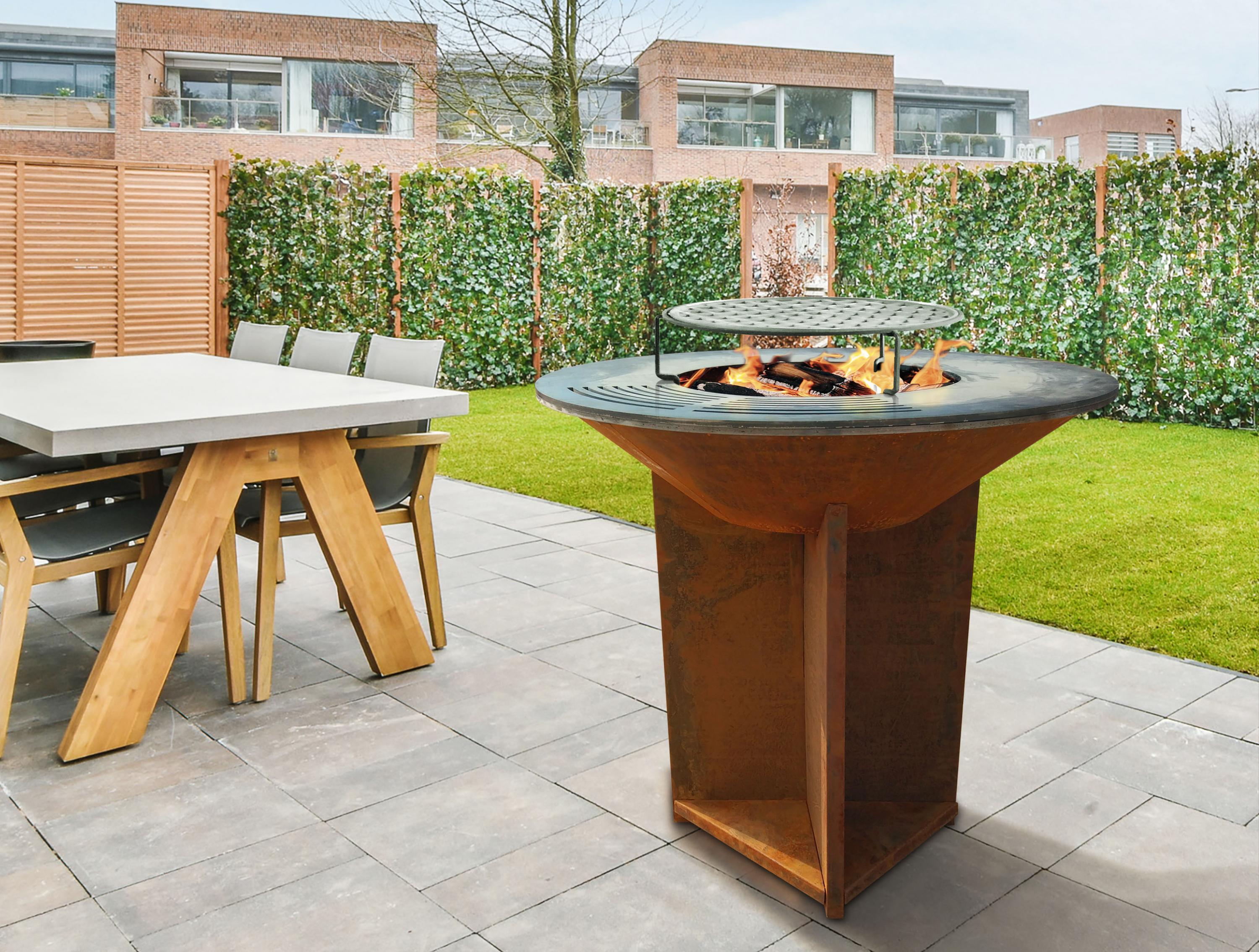 Barbecue in acciaio corten con piastra e griglia