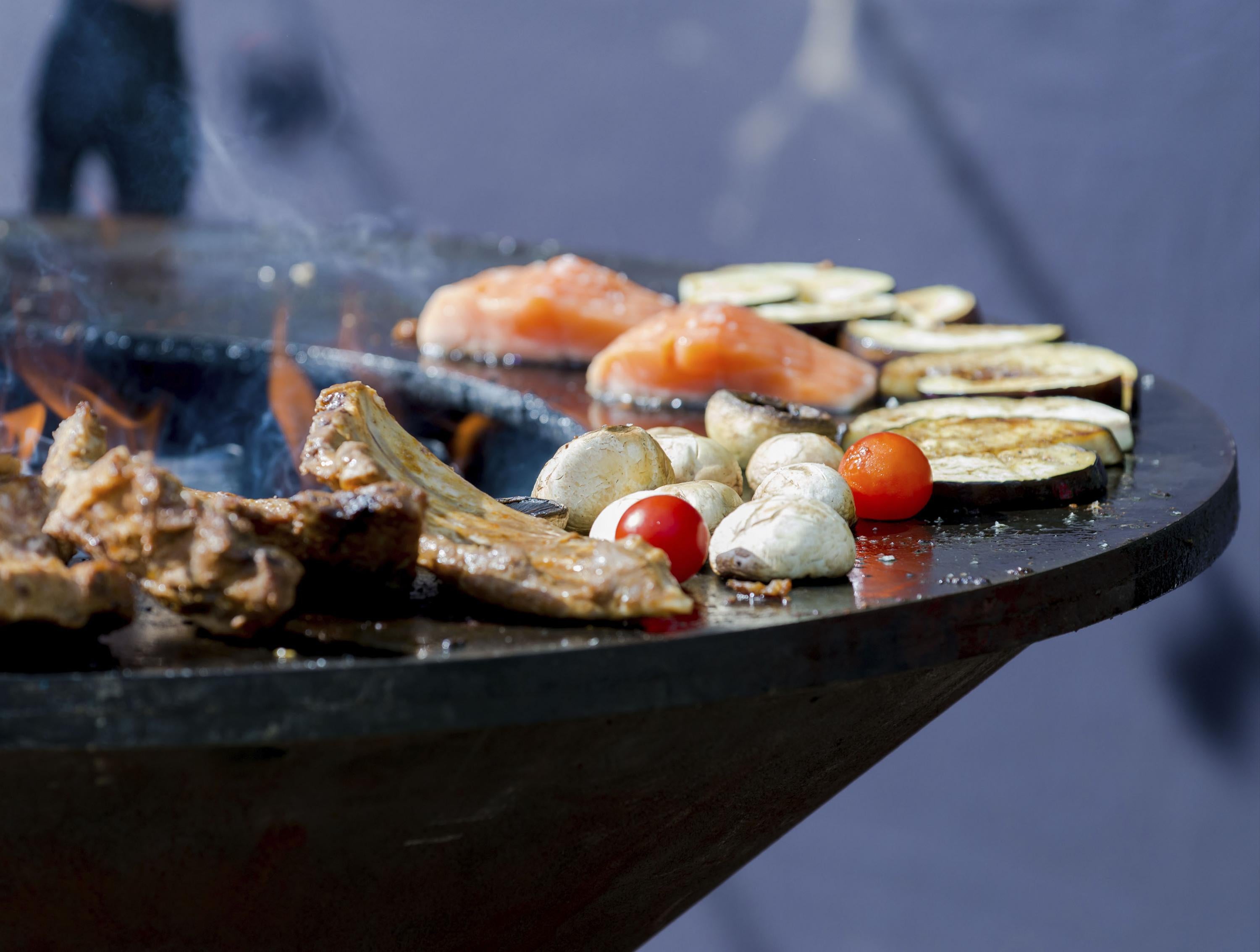 Barbecue in acciaio corten con piastra e griglia