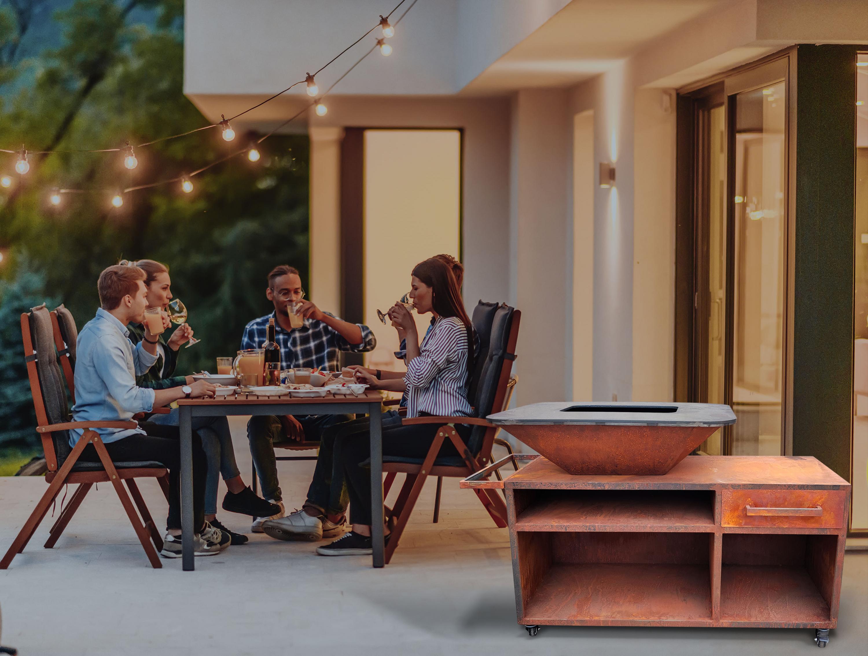 Grande barbecue con mobile in acciaio corten con piastra e griglia in acciaio
