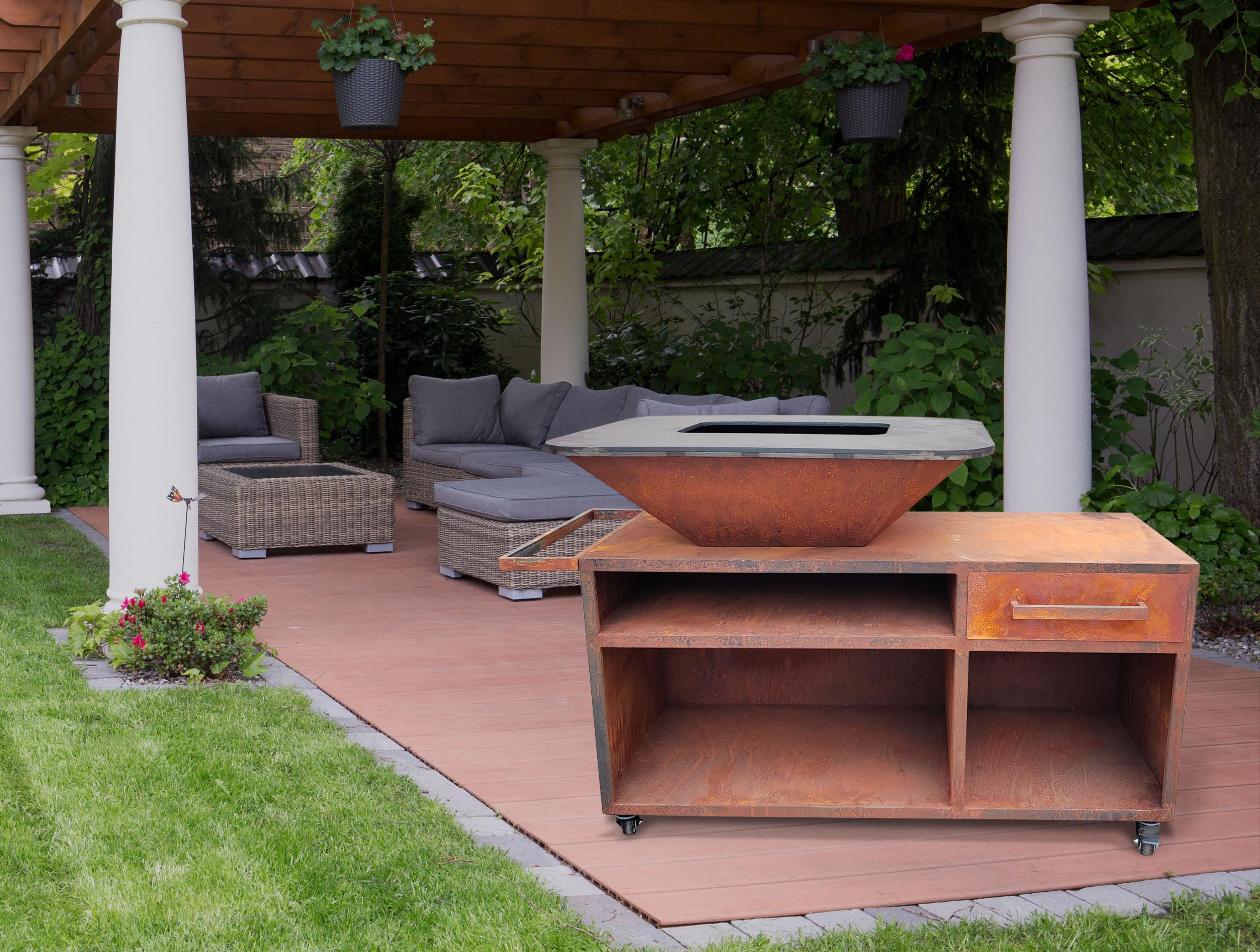 Grande barbecue con mobile in acciaio corten con piastra e griglia in acciaio