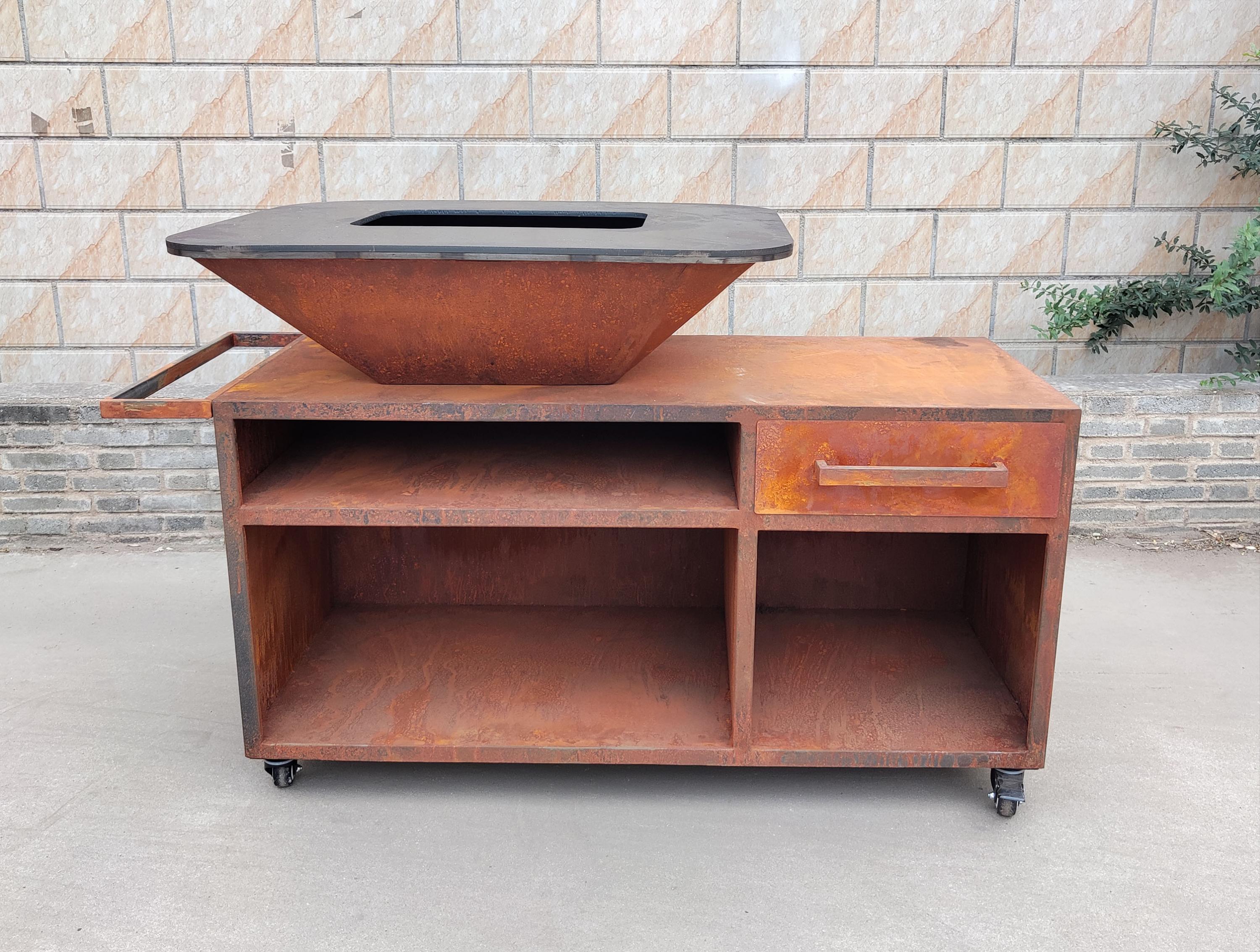 Grande barbecue con mobile in acciaio corten con piastra e griglia in acciaio