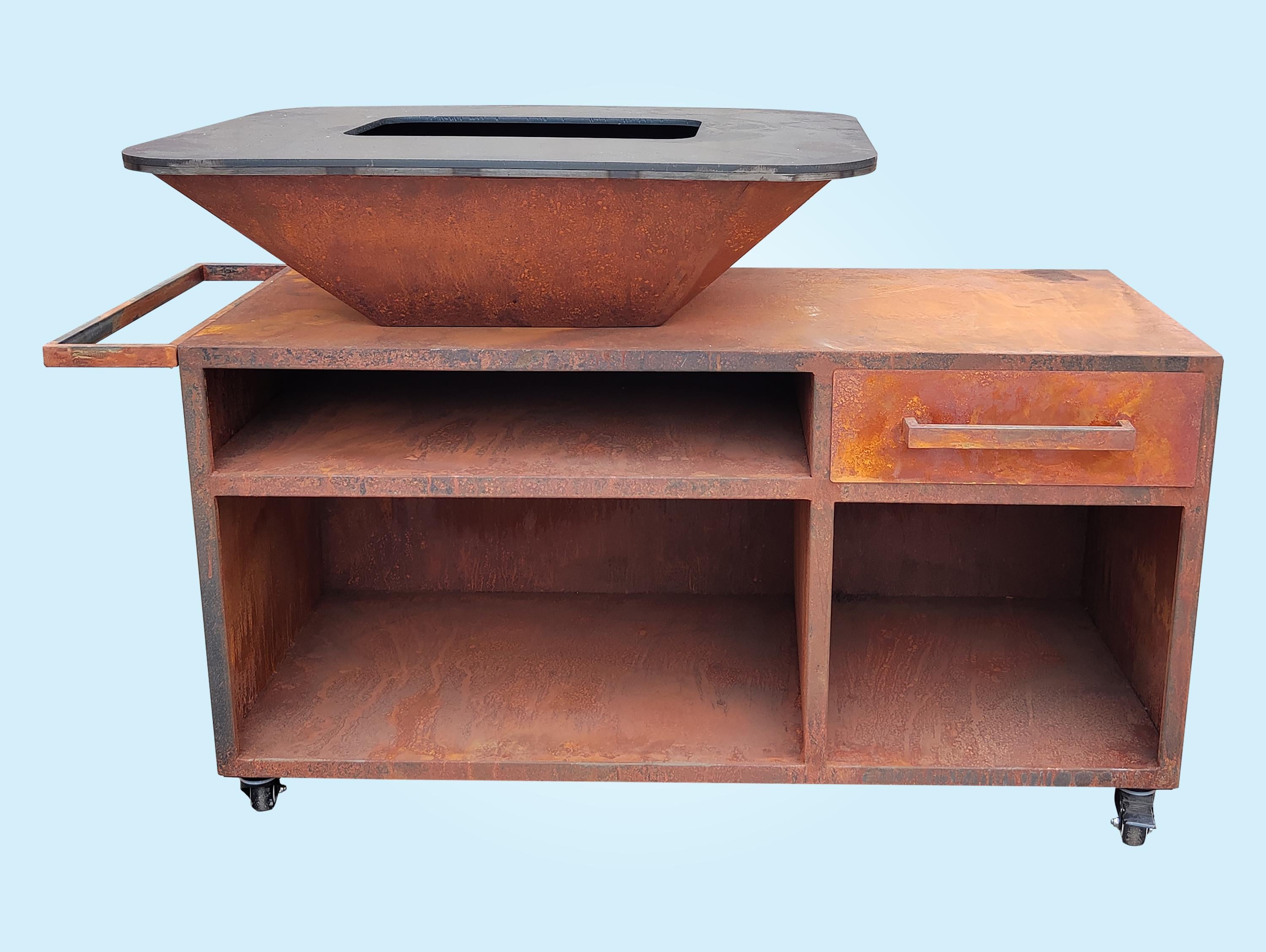 Grande barbecue con mobile in acciaio corten con piastra e griglia in acciaio