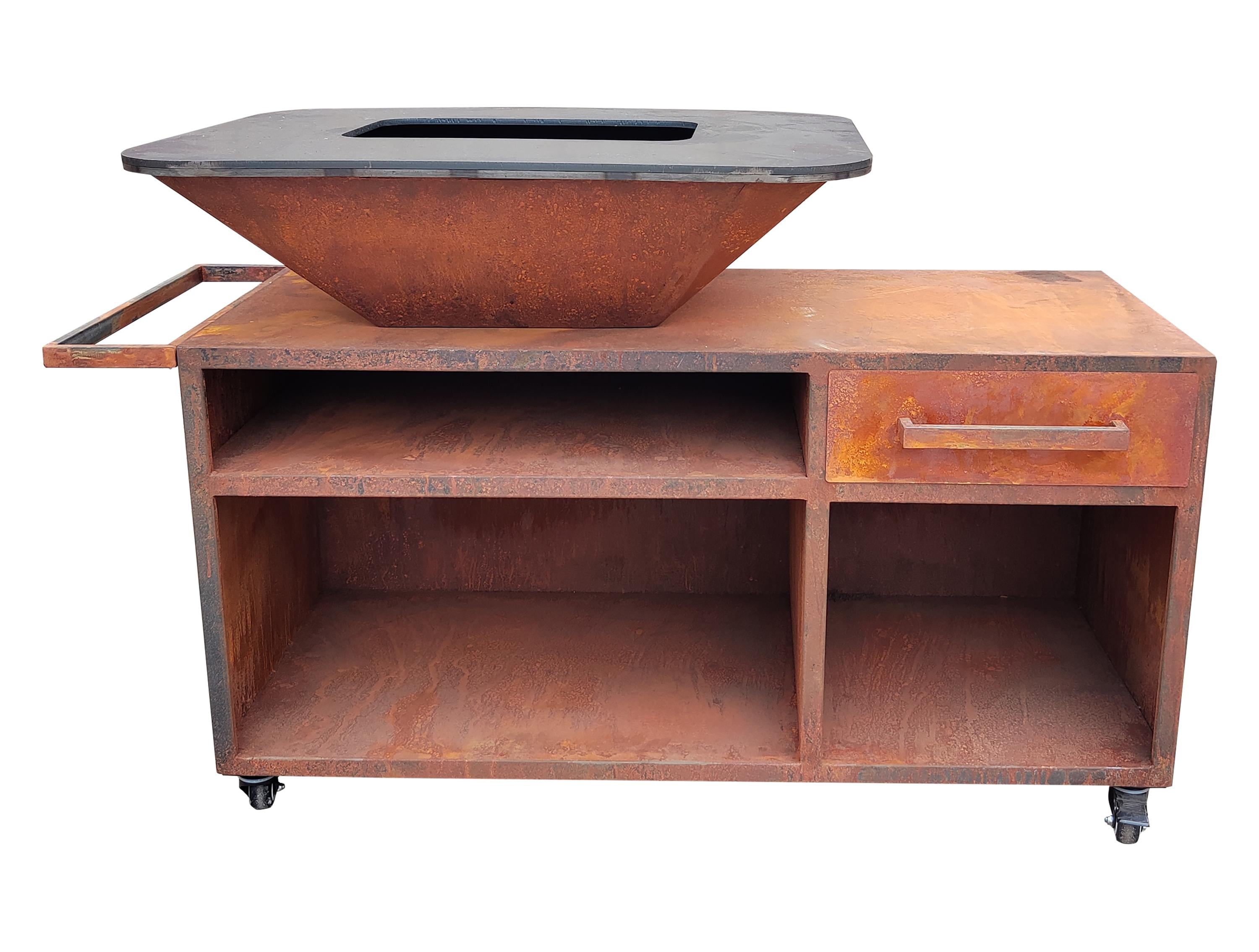Grande barbecue con mobile in acciaio corten con piastra e griglia in acciaio