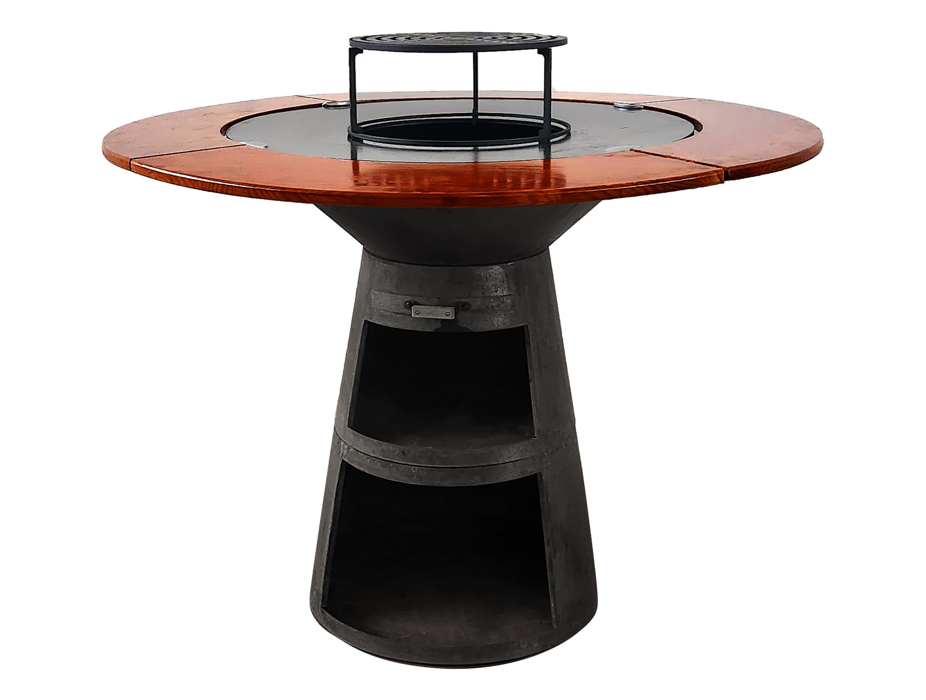 Barbecue rotondo con piastra e griglia in acciaio e piano in legno