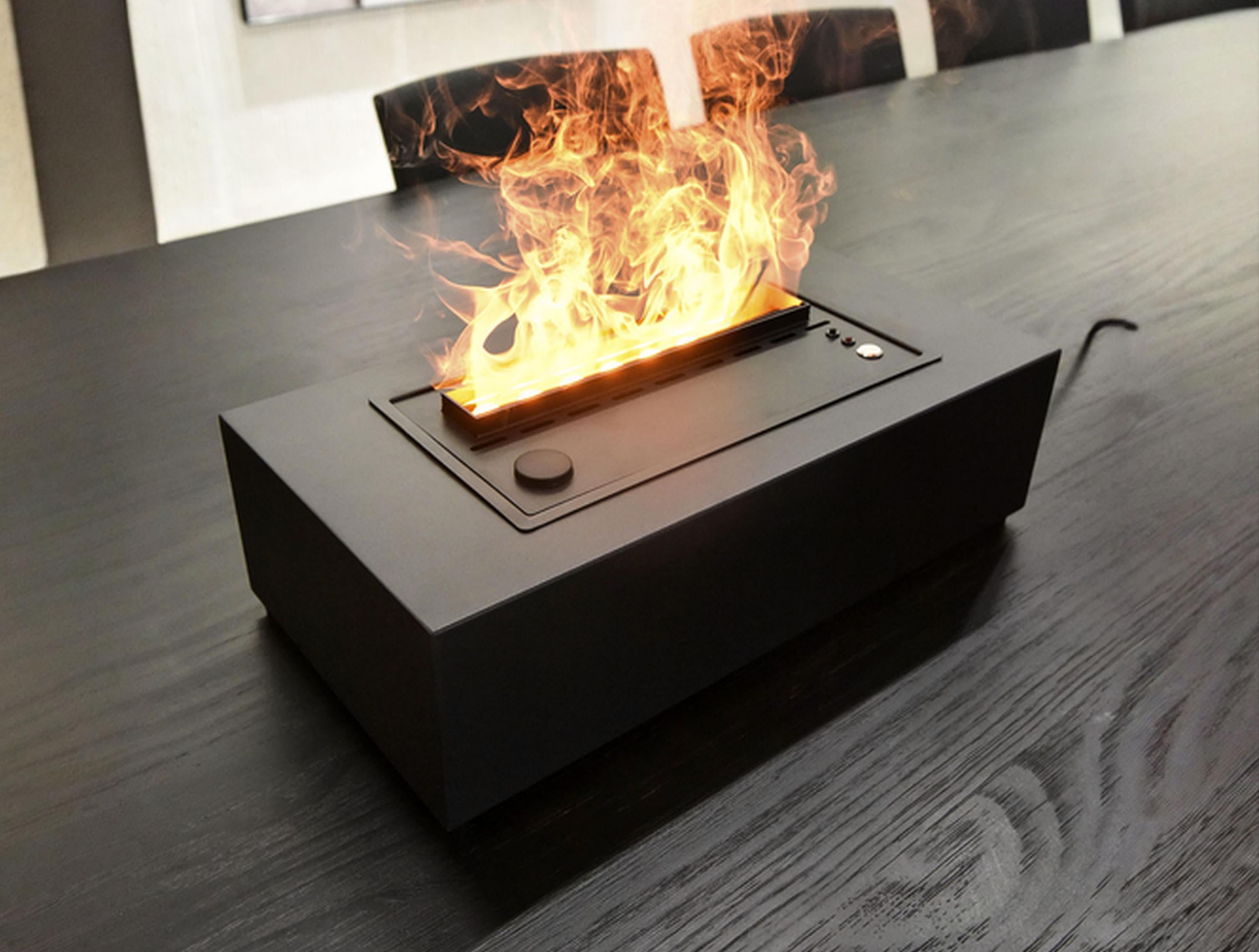 Caminetto decorativo da tavolo con fiamma simulata e corpo in metallo
