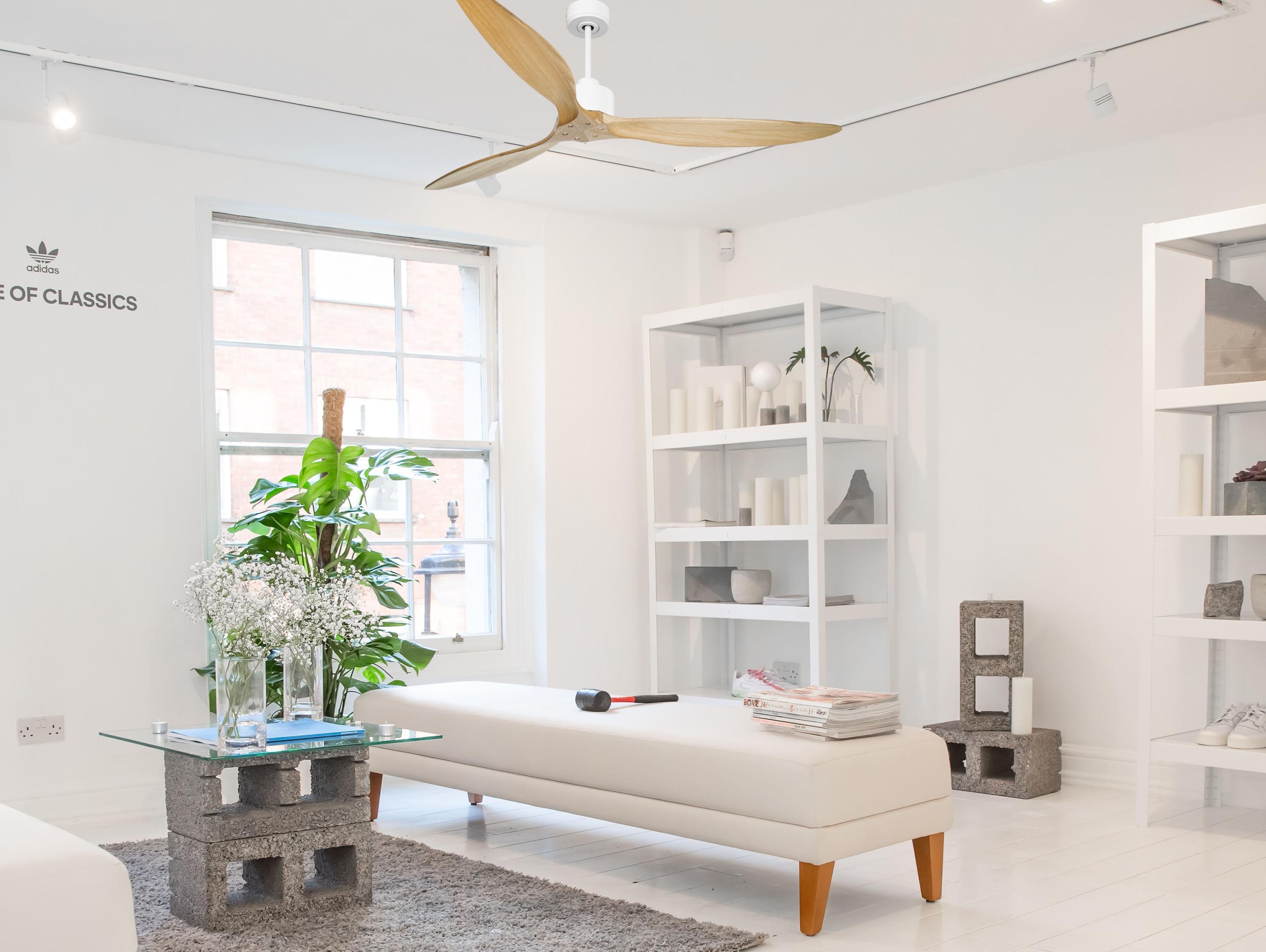 Ventilatore da soffitto Reversibile Termostato Wifi Motore CC Tetti inclinati Telecomando Hypersilence Memoria FullWood