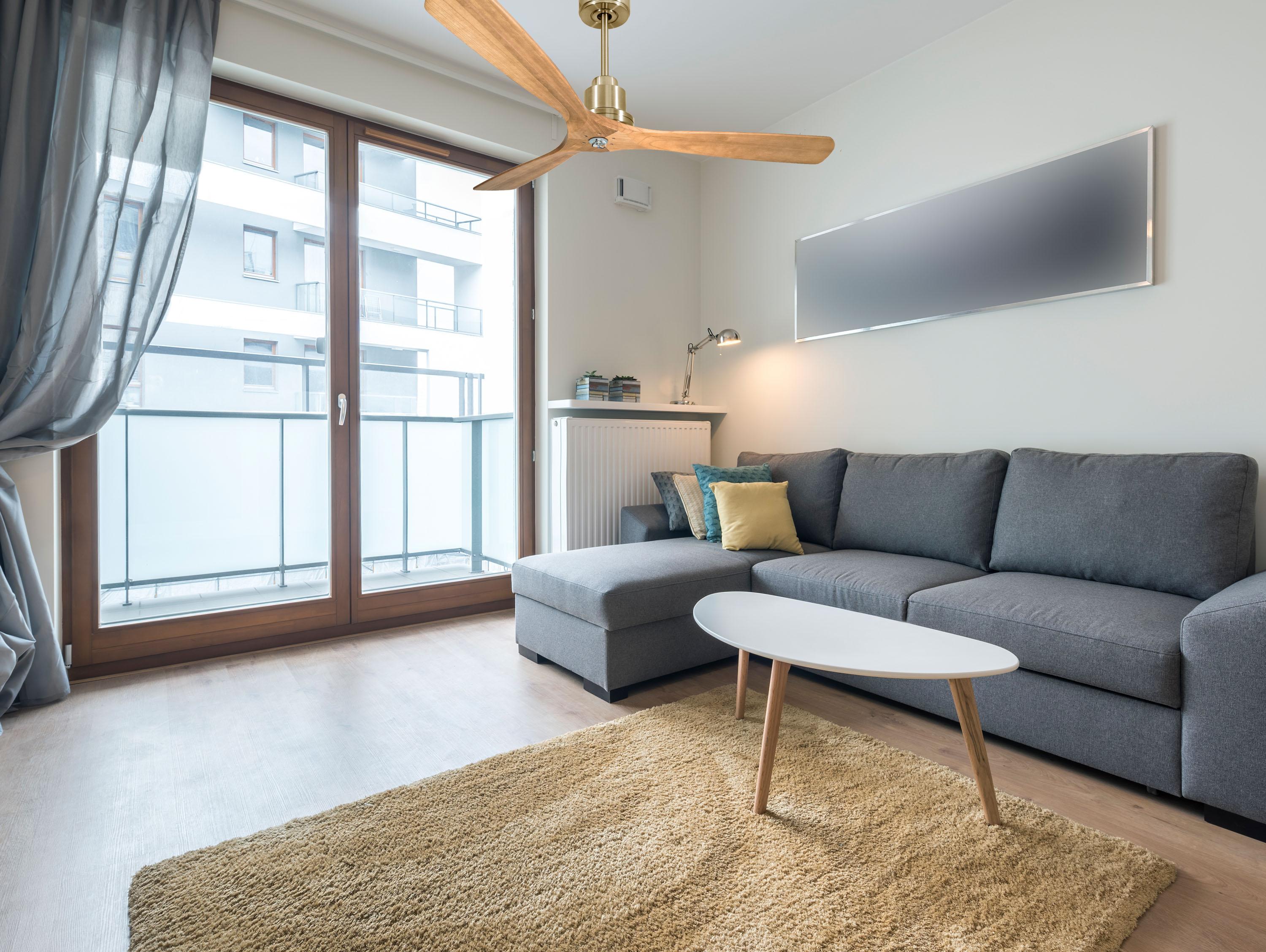 Ventilatore da soffitto Reversibile Termostato Dimmabile Wifi Motore CC Tetti inclinati Telecomando Luce a tre toni Hypersilence Memoria