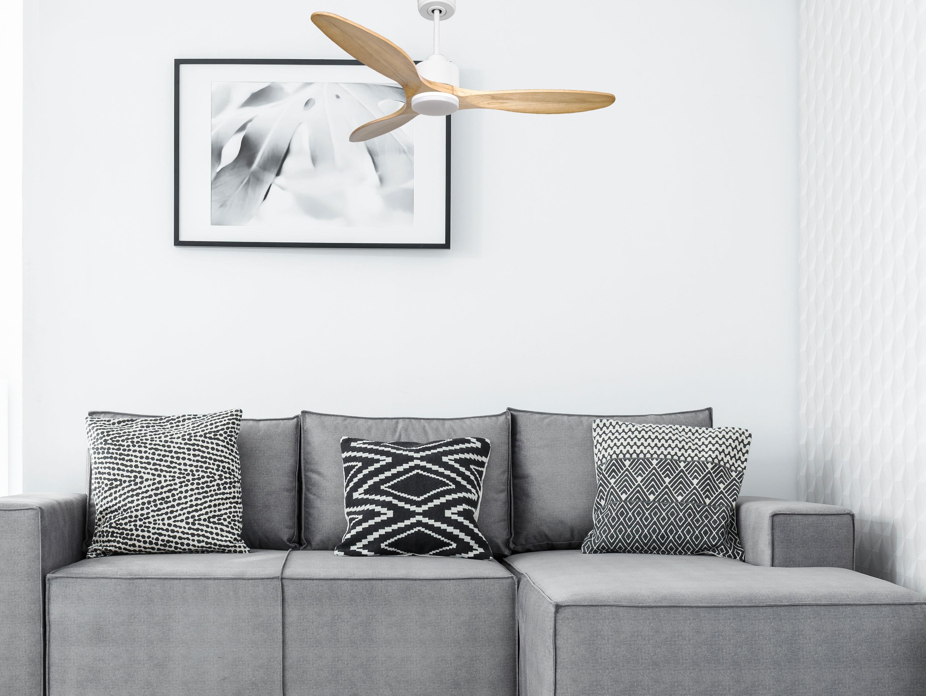 Ventilatore da soffitto Reversibile Termostato Dimmabile Wifi Motore CC Tetti inclinati Telecomando Luce a tre toni Hypersilence Memoria