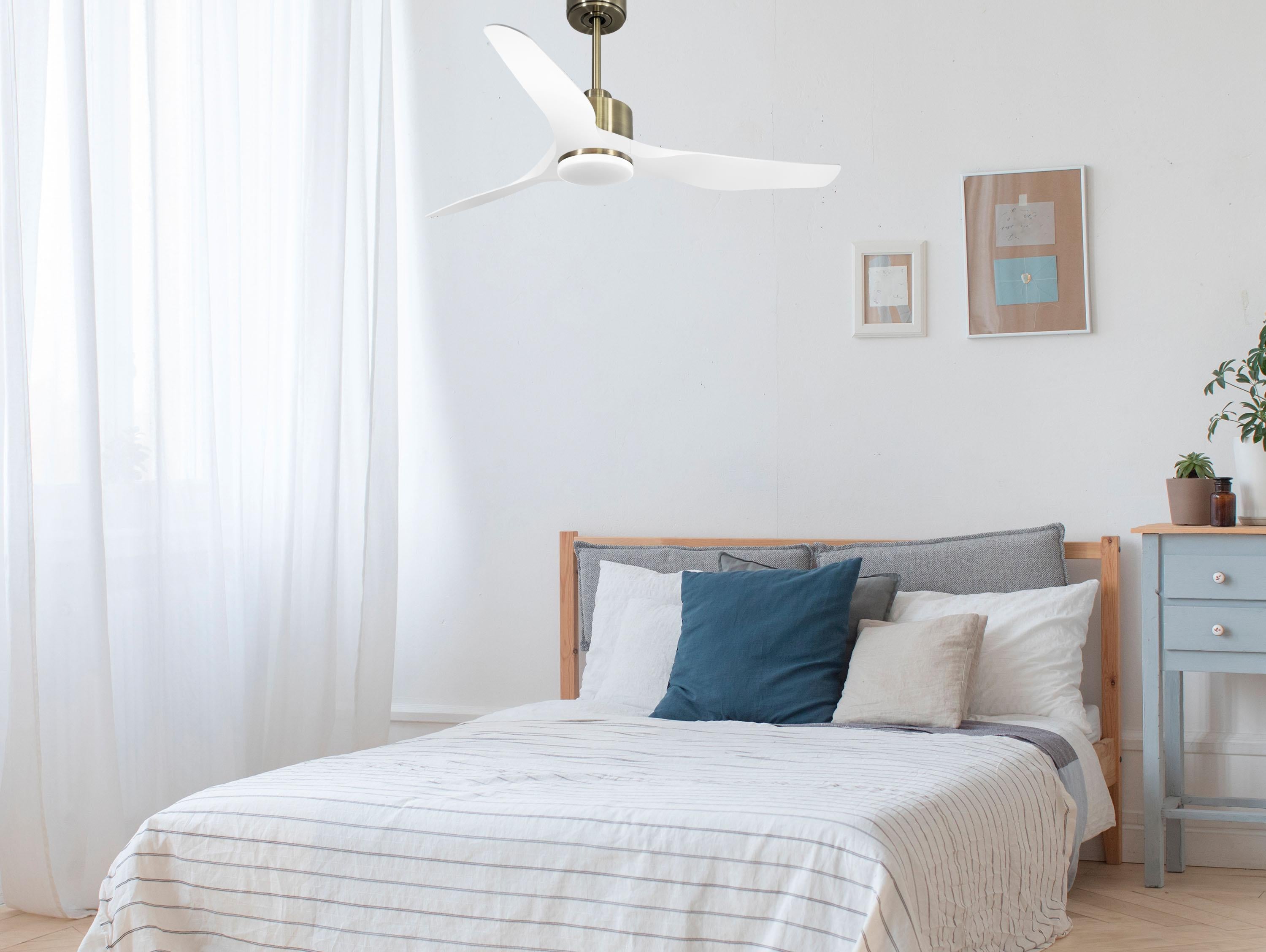 Ventilatore da soffitto Reversibile Termostato Dimmabile Wifi Motore CC Tetti inclinati Telecomando Luce a tre toni Adattatore 2/3 lame Hypersilence Memoria