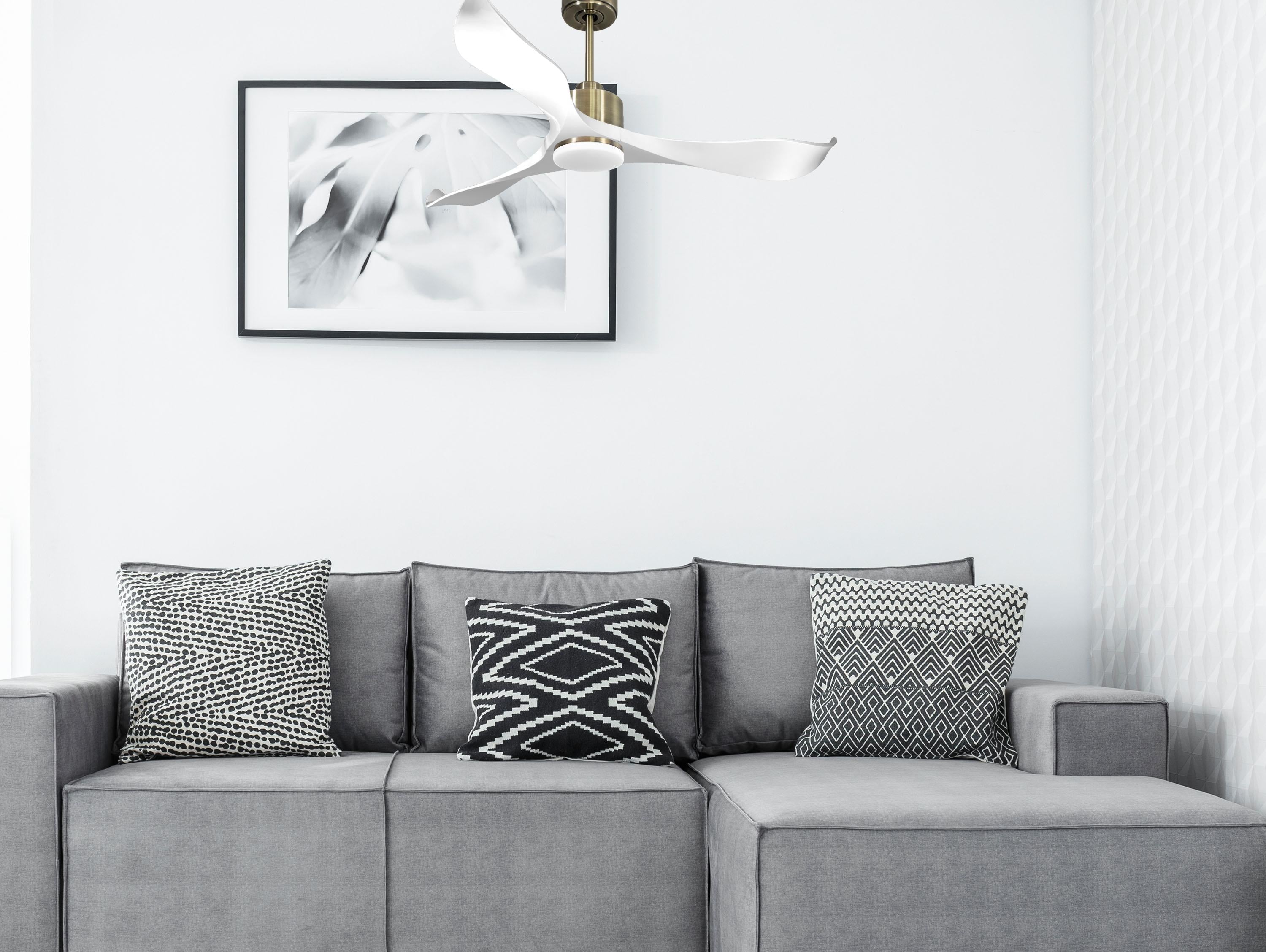 Ventilatore da soffitto Reversibile Termostato Dimmabile Wifi Motore CC Tetti inclinati Telecomando Luce a tre toni Adattatore 2/3 lame Hypersilence Memoria