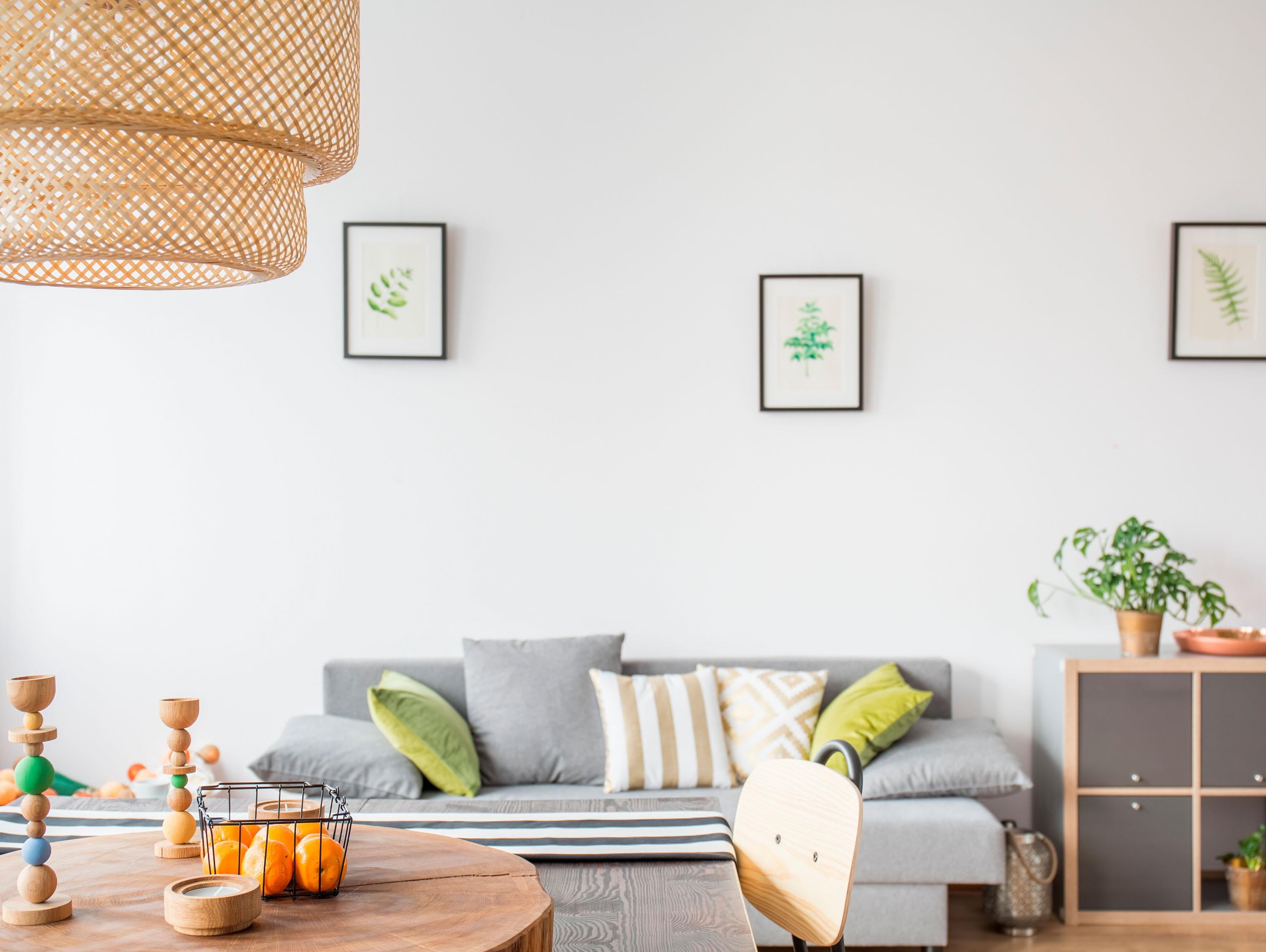 Ventilatore da soffitto Reversibile Termostato Dimmabile Wifi Motore CC Tetti inclinati Telecomando Luce a tre toni Adattatore 2/3 lame Hypersilence Memoria